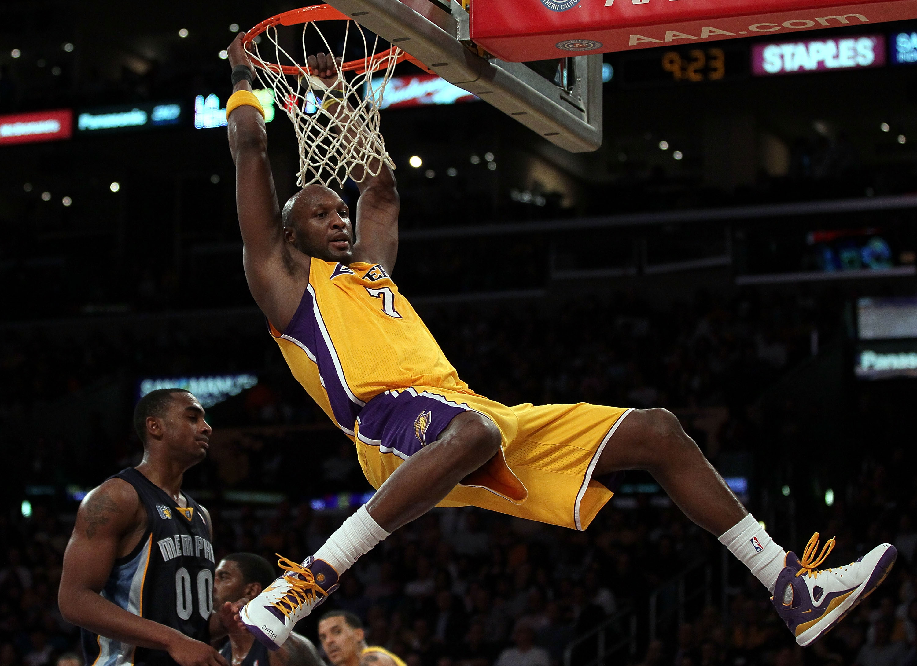 LOS ANGELES, CA - NOVEMBER 02:  Lamar Odom #7 of the Los Angeles Lakers plays against the Memphis Grizzlies during the game at Staples Center on November 2, 2010 in Los Angeles, California. The Lakers defeated the Grizzlies 124-105. NOTE TO USER: User exp