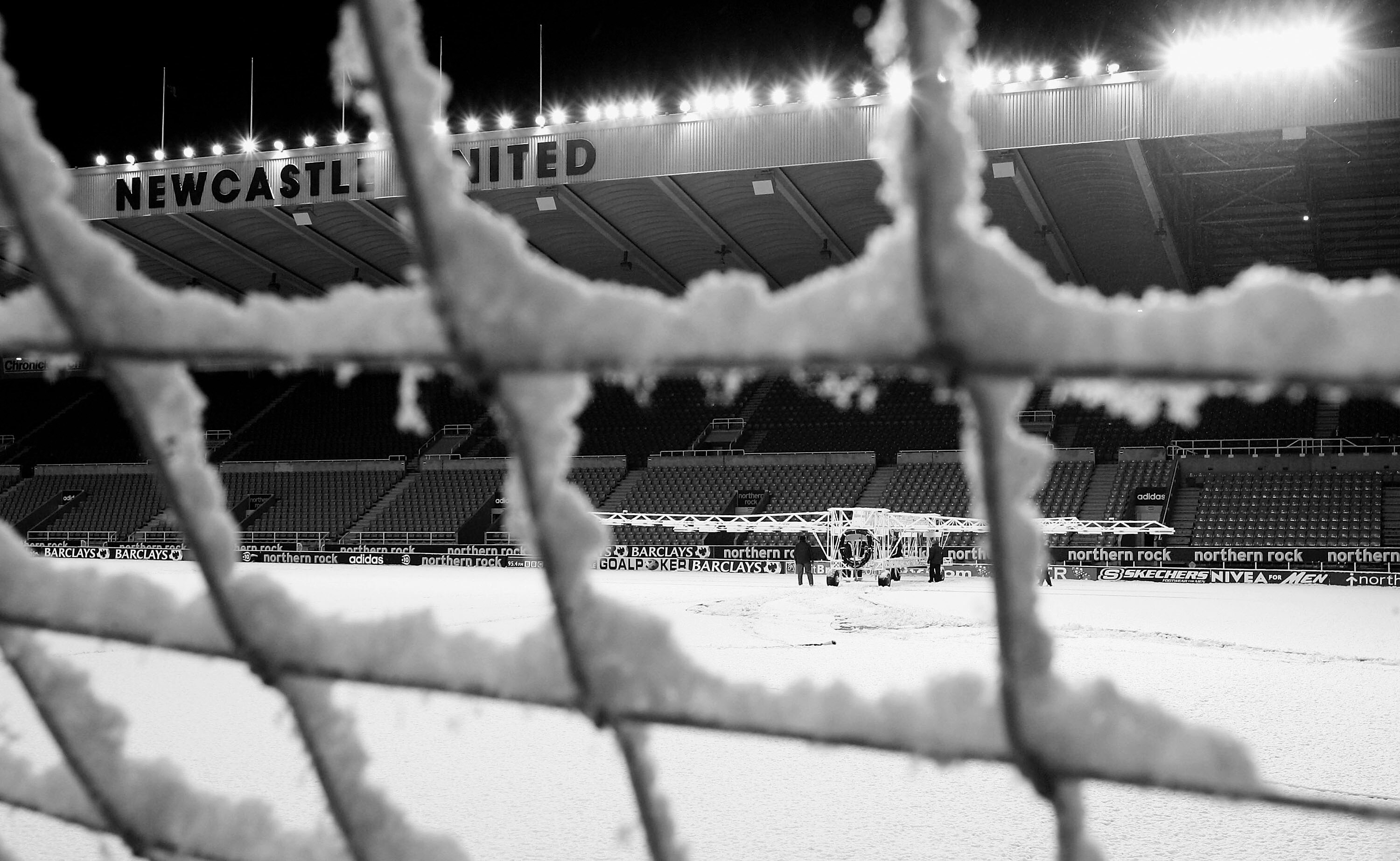 NEWCASTLE, ENGLAND - DECEMBER 28: Snow covers the Newcastle pitch before the Barclays Premiership match between Newcastle United and Charlton Athletic at St.James' Park on December 28, 2005 in Newcastle, England. (Photo by Matthew Lewis/Getty Images)
