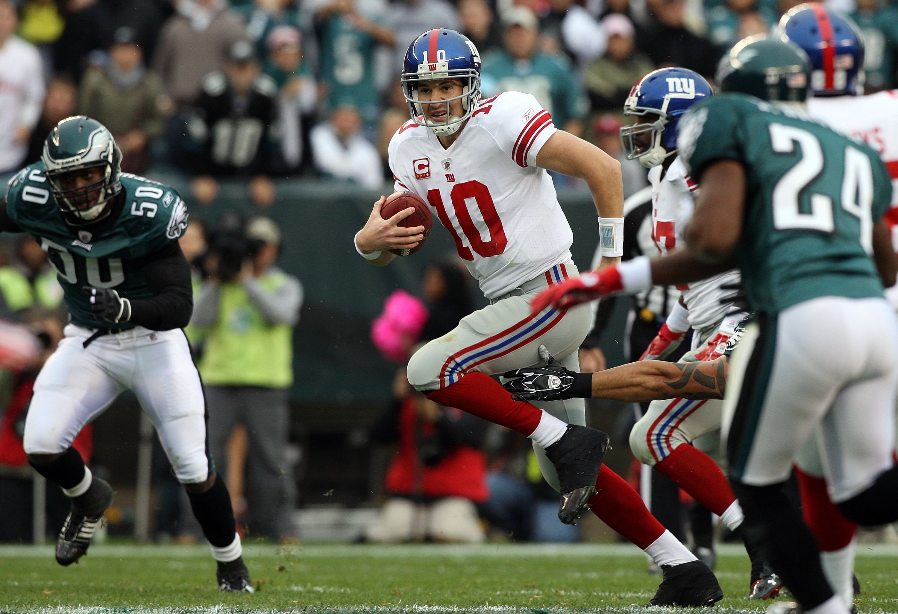 PHILADELPHIA - NOVEMBER 01:  Eli Manning #10 of the New York Giants runs the ball against the Philadelphia Eagles on November 1, 2009 at Lincoln Financial Field in Philadelphia, Pennsylvania.  (Photo by Jim McIsaac/Getty Images)