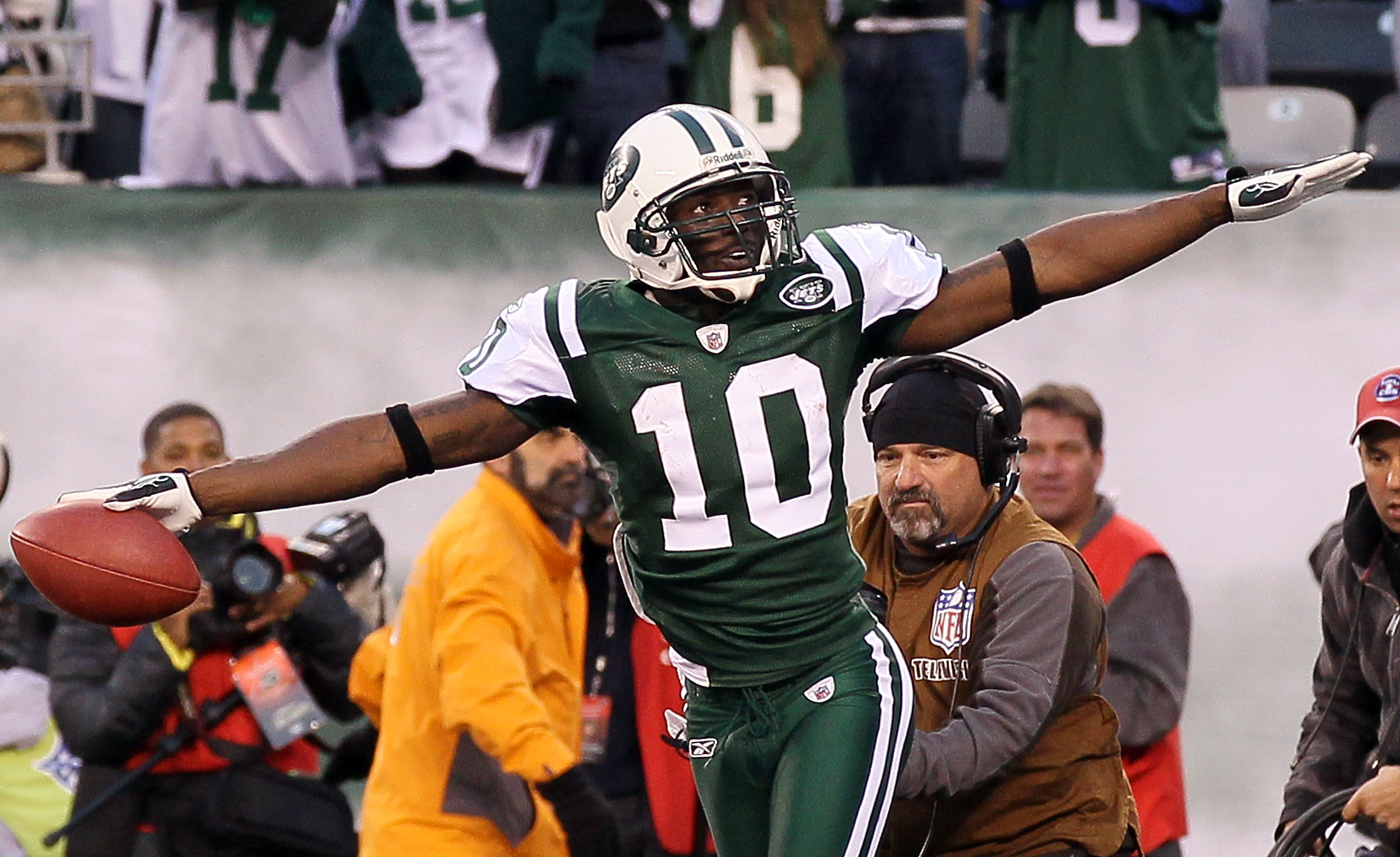 EAST RUTHERFORD, NJ - NOVEMBER 21:  Santonio Holmes #10 of the New York Jets celebrates after his fourth quarter touhdown against the Houston Texans on November 21, 2010 at the New Meadowlands Stadium in East Rutherford, New Jersey. The Jets defeated the