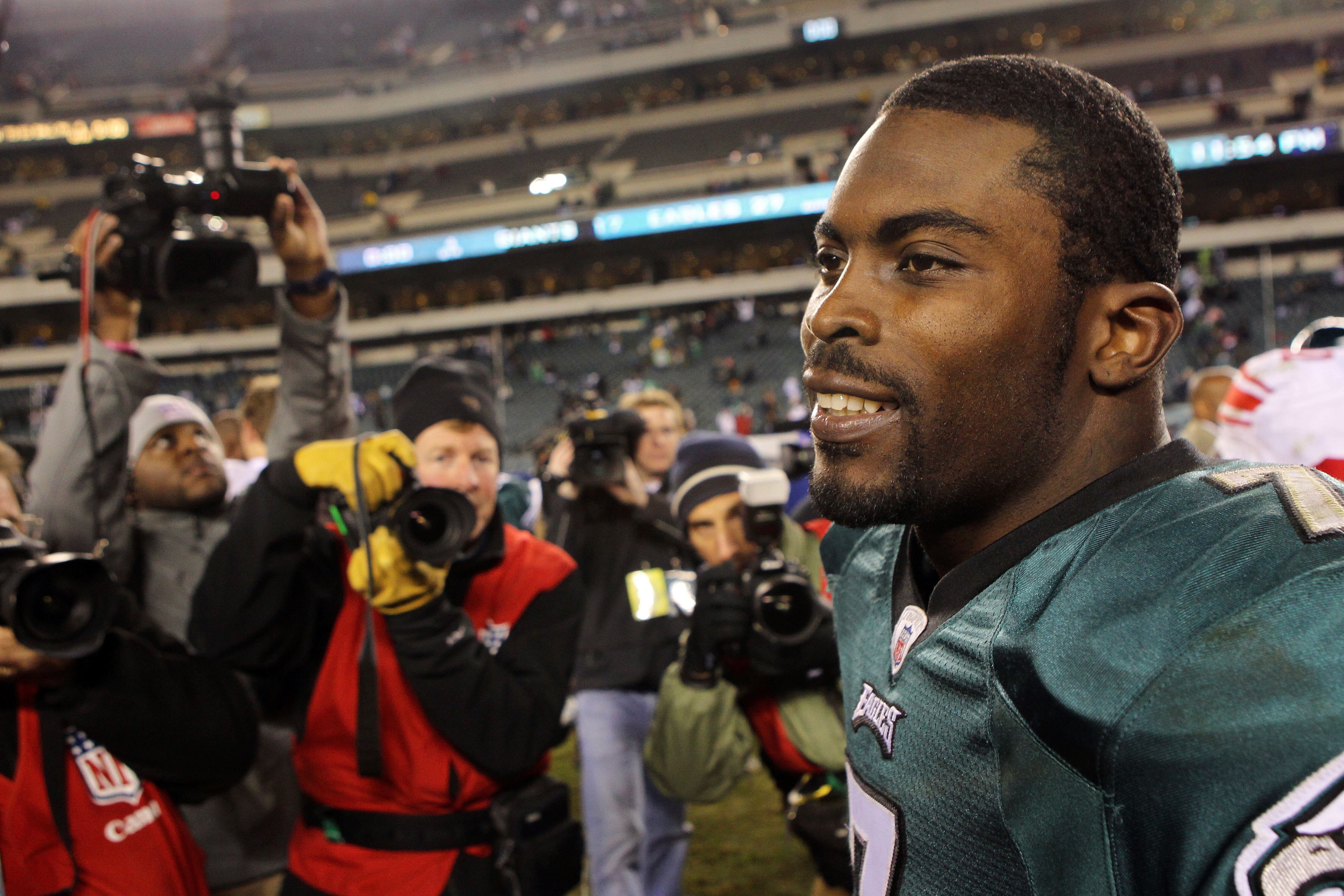 PHILADELPHIA - NOVEMBER 21:  Michael Vick #7 of the Philadelphia Eagles celebrates after defeating the New York Giants at Lincoln Financial Field on November 21, 2010 in Philadelphia, Pennsylvania.  (Photo by Nick Laham/Getty Images)