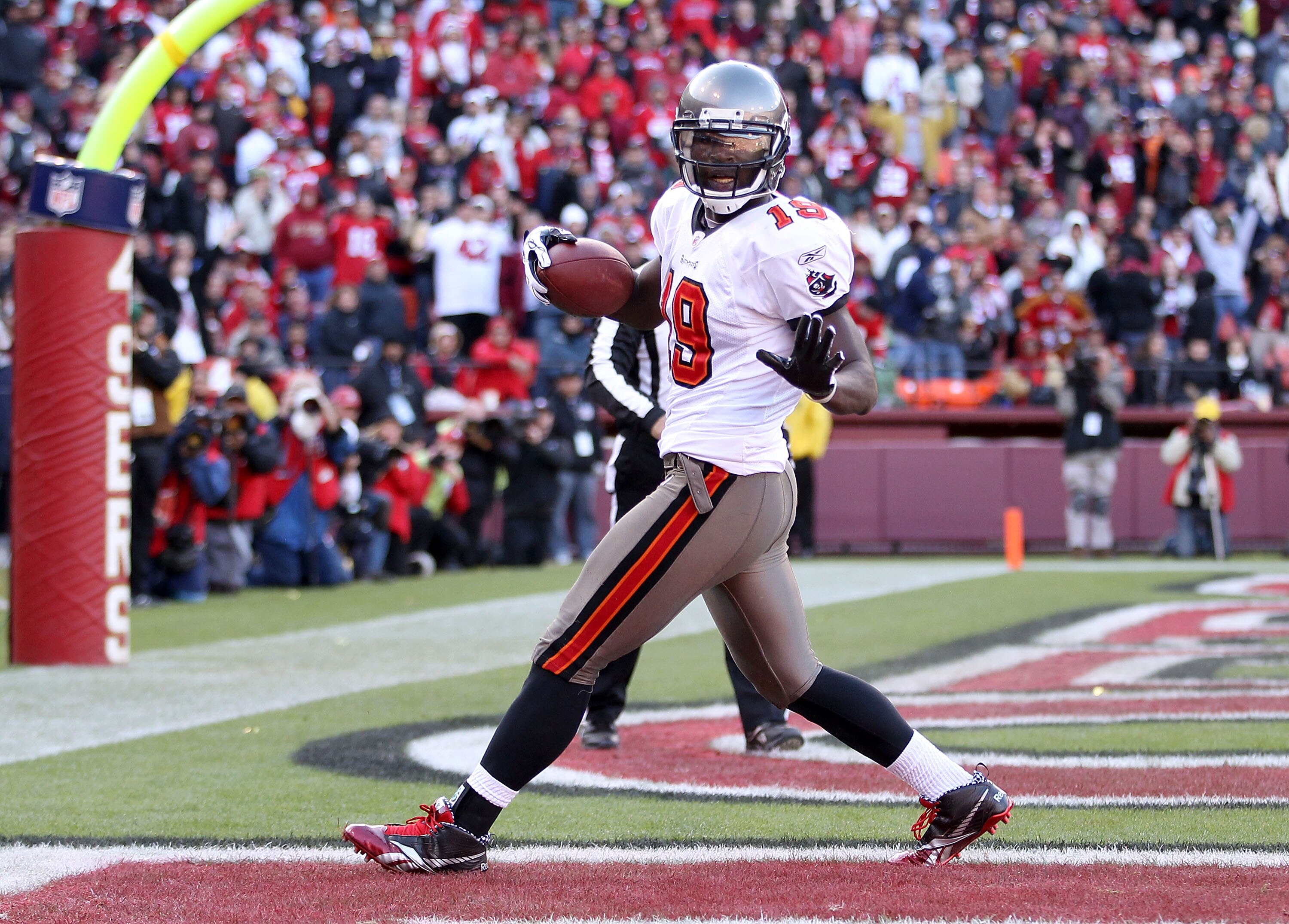 SAN FRANCISCO - NOVEMBER 21:  Mike Williams #19 of the Tampa Bay Buccaneers celebrates after he scored a touchdown against the San Francisco 49ers at Candlestick Park on November 21, 2010 in San Francisco, California.  (Photo by Ezra Shaw/Getty Images)