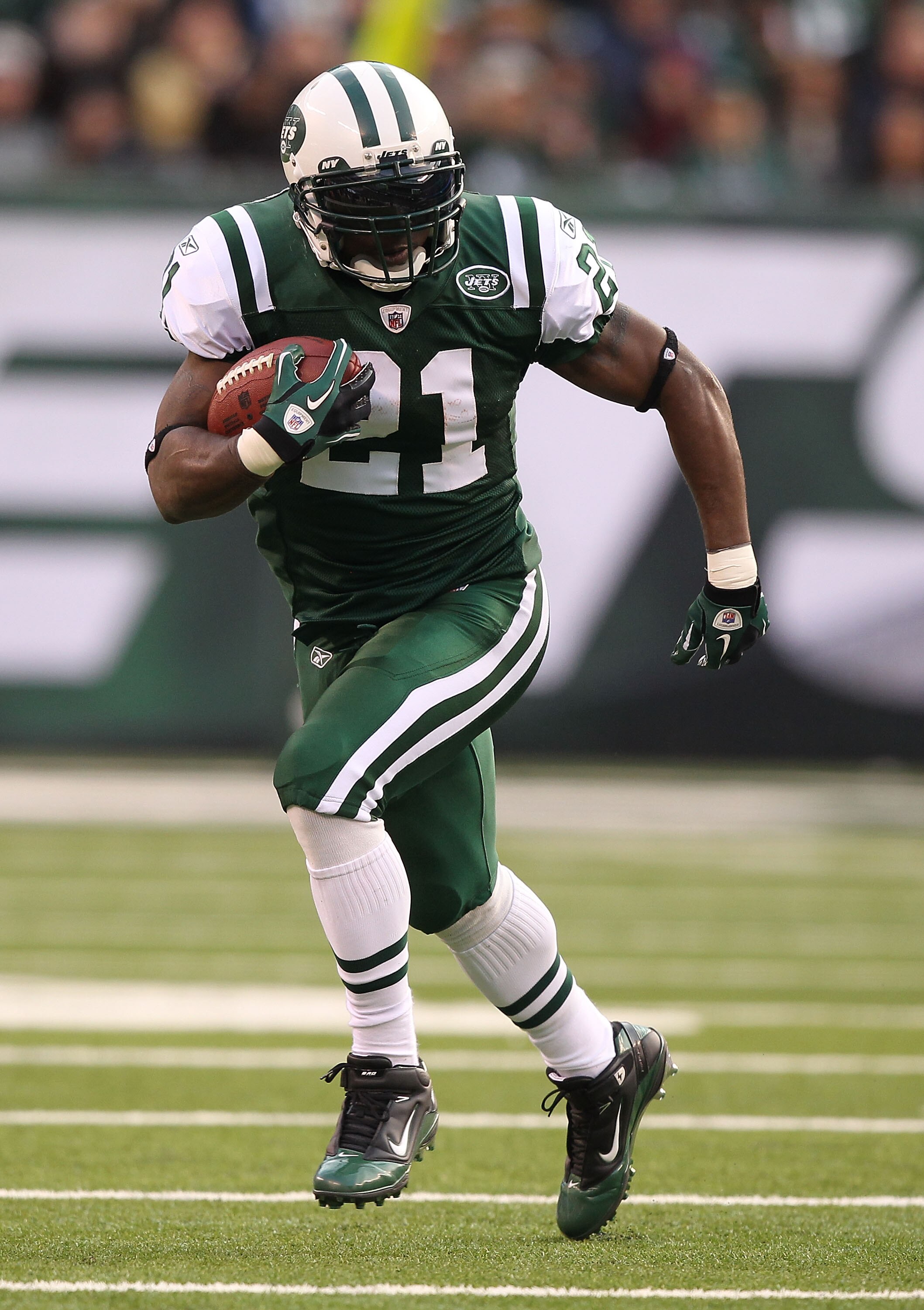 EAST RUTHERFORD, NJ - NOVEMBER 21:  LaDainian Tomlinson #21 of the New York Jets in action against the Houston Texans during their  game on November 21, 2010 at the New Meadowlands Stadium  in East Rutherford, New Jersey.  (Photo by Al Bello/Getty Images)
