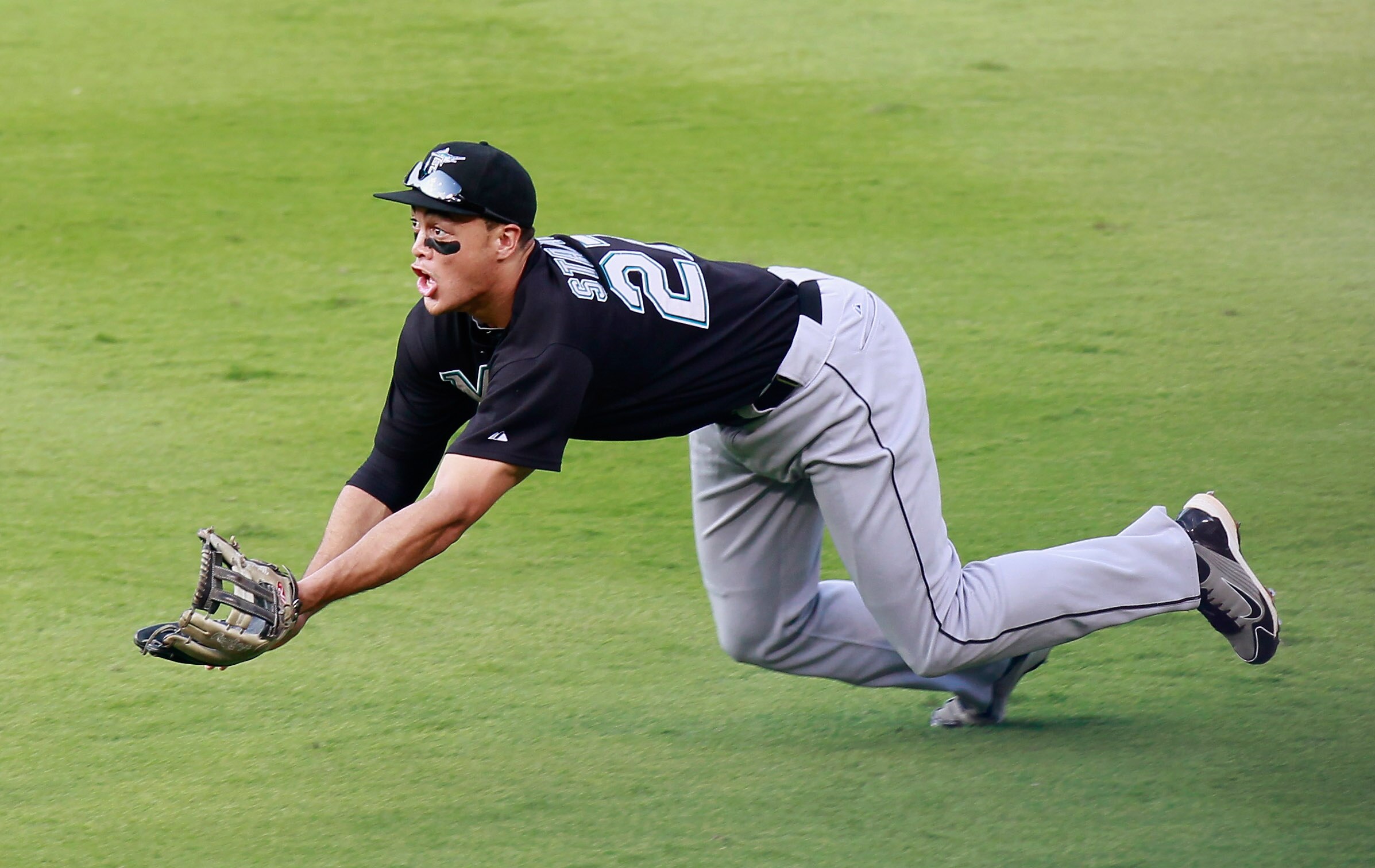ATLANTA - SEPTEMBER 29:  Mike Stanton #27 of the Florida Marlins dives to catch a line drive hit to right field by the Atlanta Braves at Turner Field on September 29, 2010 in Atlanta, Georgia.  (Photo by Kevin C. Cox/Getty Images)
