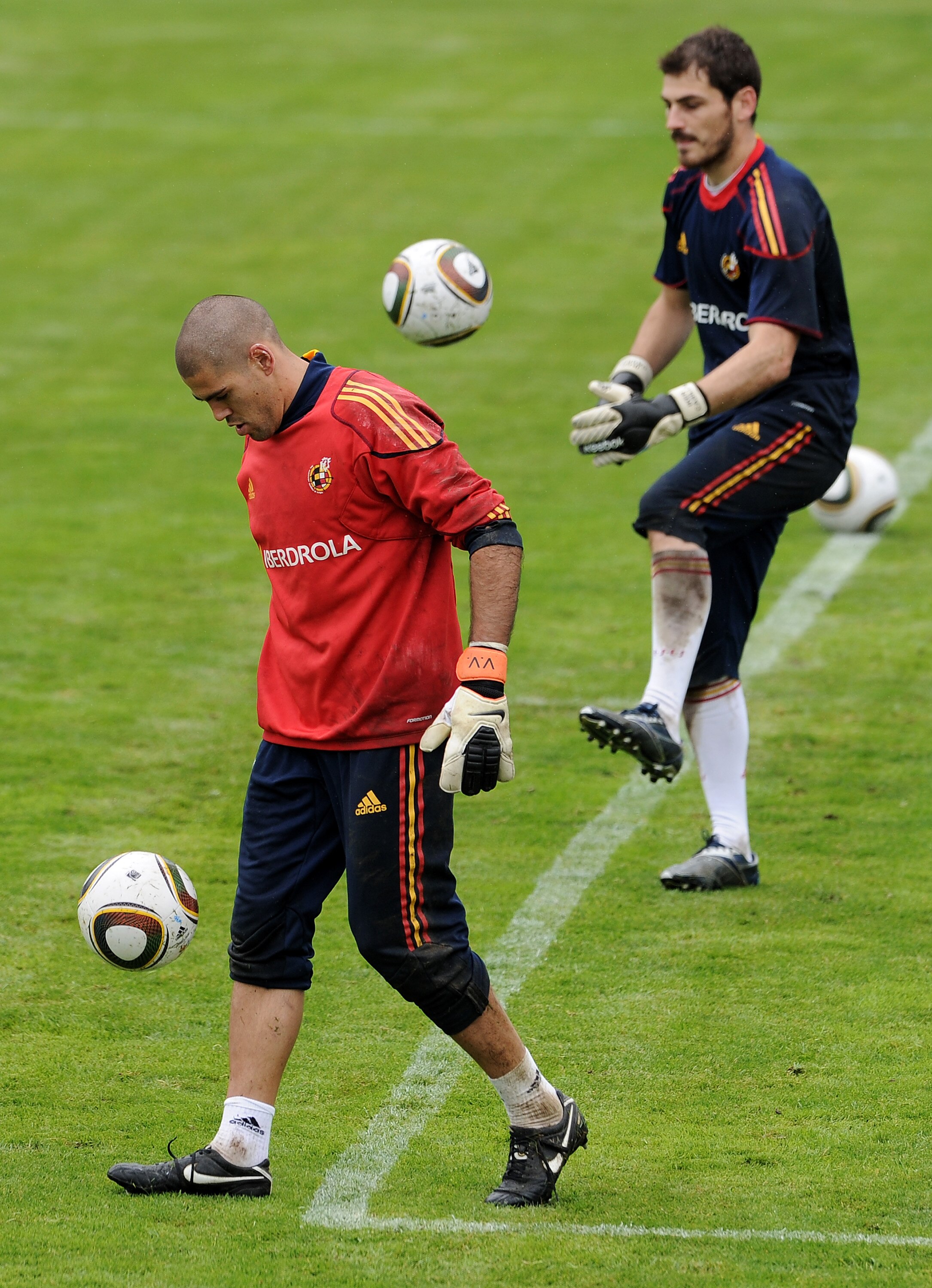 SCHRUNS, AUSTRIA - JUNE 01:  Goalkeeper  Victor Valdes (L) of Spain juggles the ball flanked by his teammate goalkeeper Iker Casillas during a training session on June 1, 2010 in Schruns, Austria.  (Photo by Jasper Juinen/Getty Images)