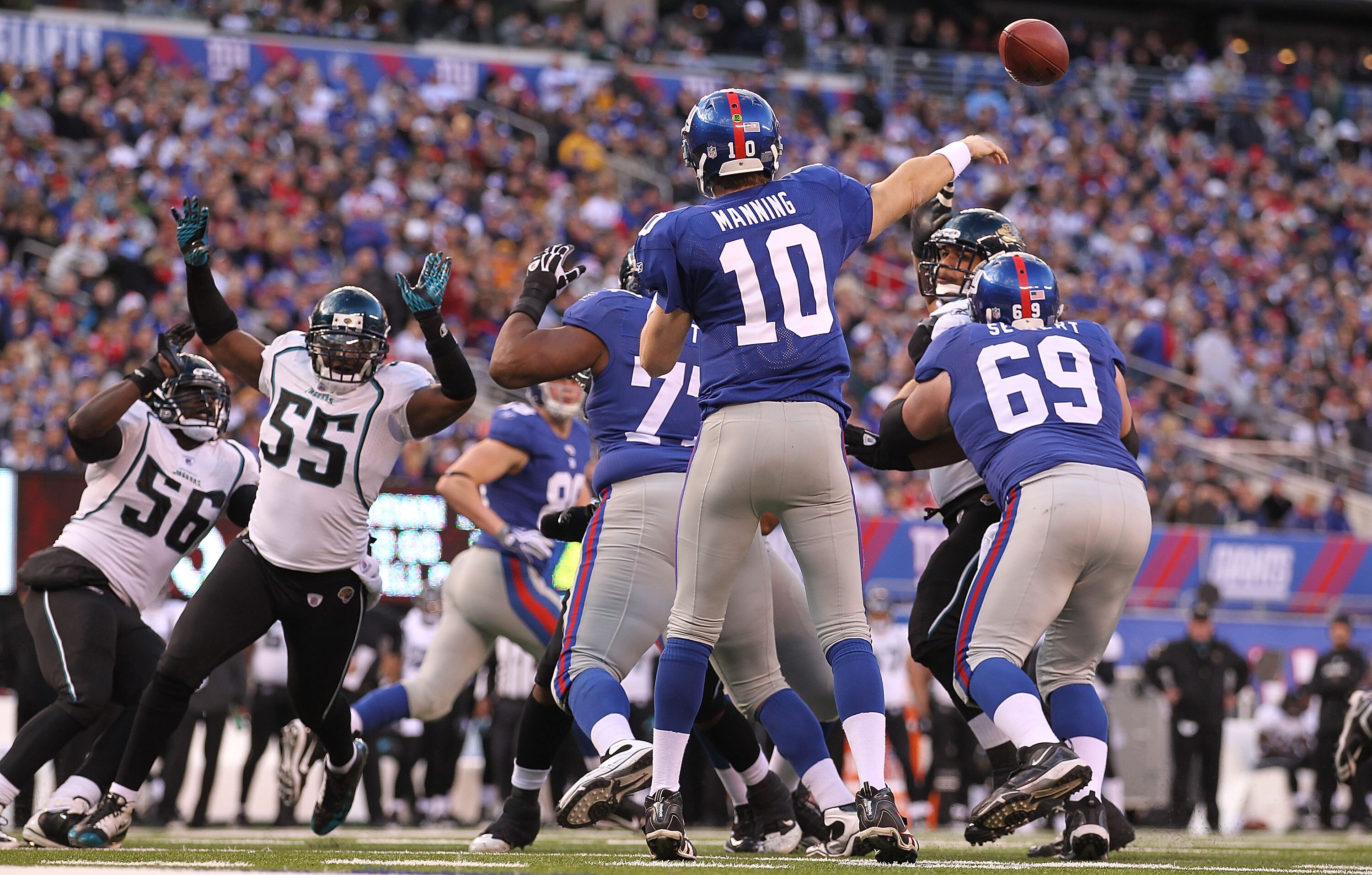 EAST RUTHERFORD, NJ - NOVEMBER 28:  Eli Manning #10 of the New York Giants in action against the Jacksonville Jaguars during their game on November 28, 2010 at The New Meadowlands Stadium in East Rutherford, New Jersey.  (Photo by Al Bello/Getty Images)