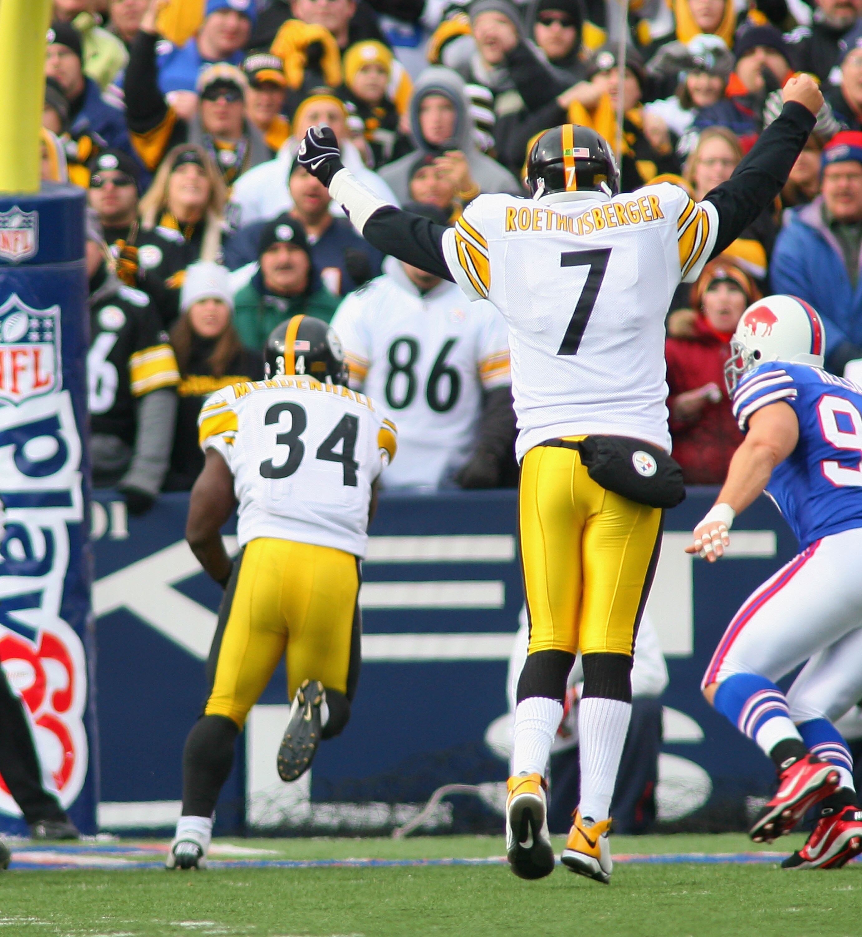 ORCHARD PARK, NY - NOVEMBER 28:  Ben Roethlisberger #7 of the Pittsburgh Steelers signals a touchdown as Rashard Mendenhall #34 scores against the Buffalo Bills on November 28, 2010 at Ralph Wilson Stadium in Orchard Park, New York.  (Photo by Rick Stewar