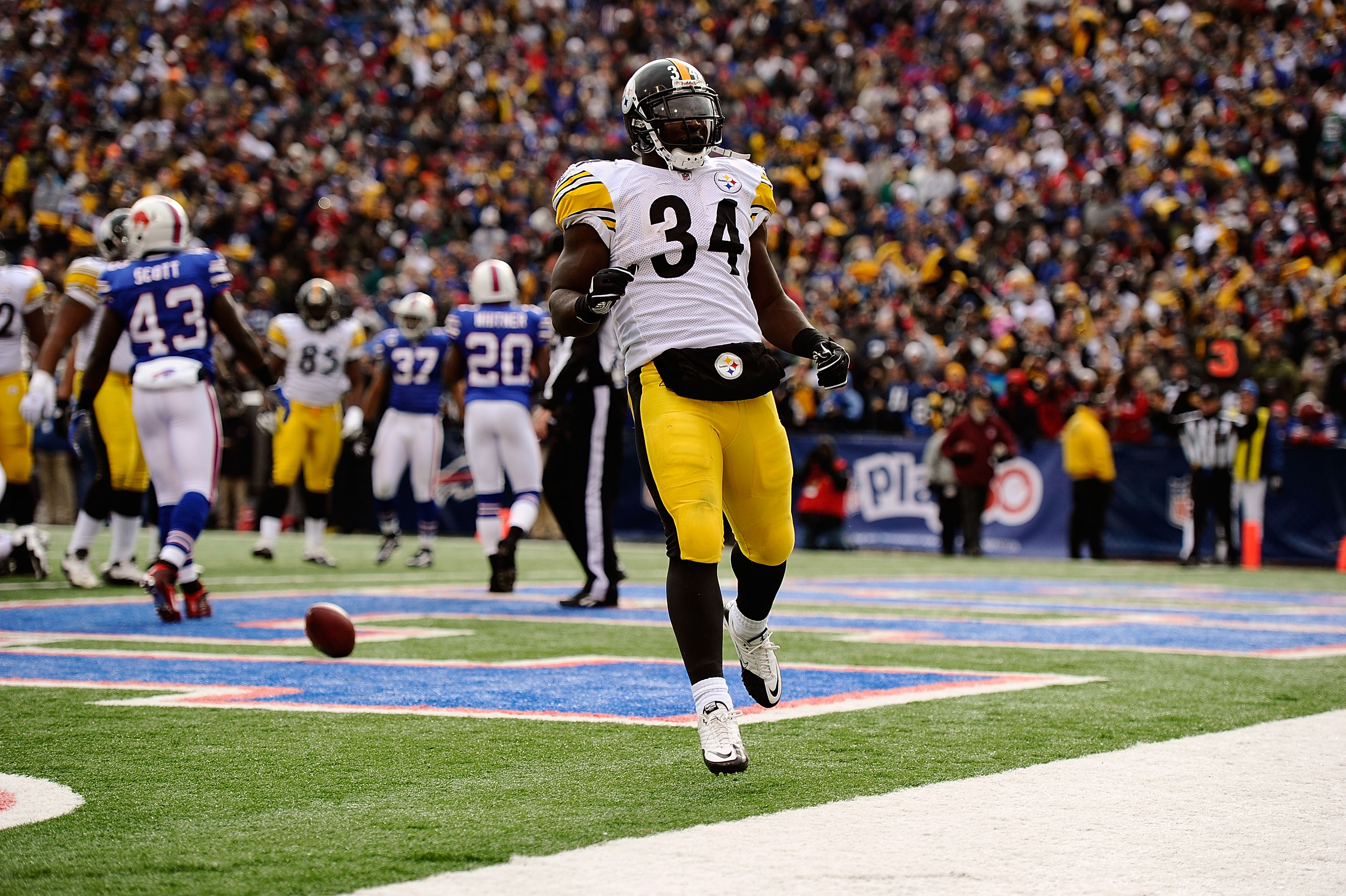ORCHARD PARK, NY - NOVEMBER 28:  Rashard Mendenhall #34 of the Pittsburgh Steelers celebrates after rushing for a touchdown against the Buffalo Bills at Ralph Wilson Stadium on November 28, 2010 in Orchard Park, New York.  (Photo by Karl Walter/Getty Imag