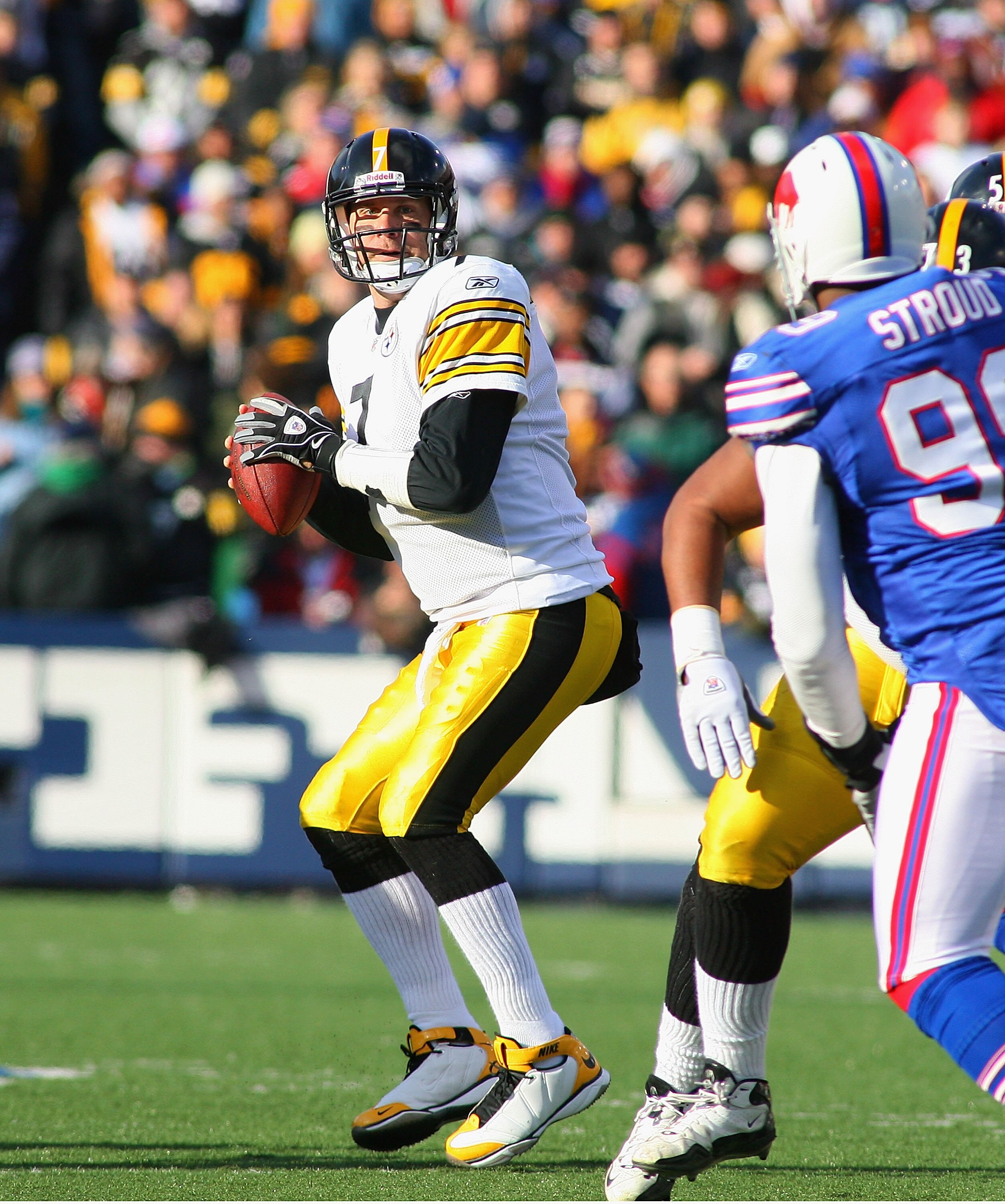 ORCHARD PARK, NY - NOVEMBER 28: Ben Roethlisberger #7 of the Pittsburgh Steelers readies to throw against the Buffalo Bills on November 28, 2010 at Ralph Wilson Stadium in Orchard Park, New York.  (Photo by Rick Stewart/Getty Images)