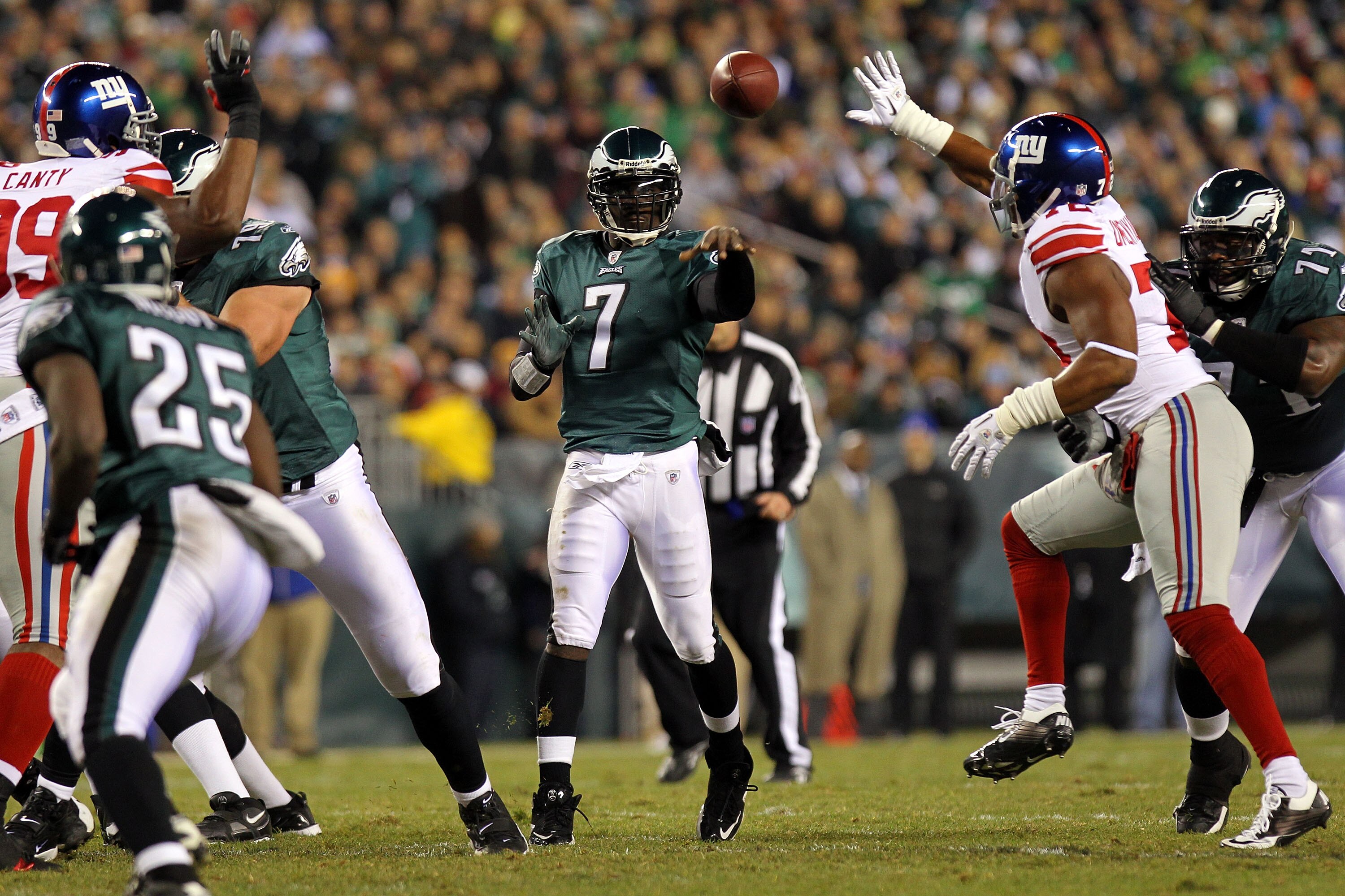 PHILADELPHIA - NOVEMBER 21:  Michael Vick #7 of the Philadelphia Eagles passes against the New York Giants at Lincoln Financial Field on November 21, 2010 in Philadelphia, Pennsylvania.  (Photo by Nick Laham/Getty Images)