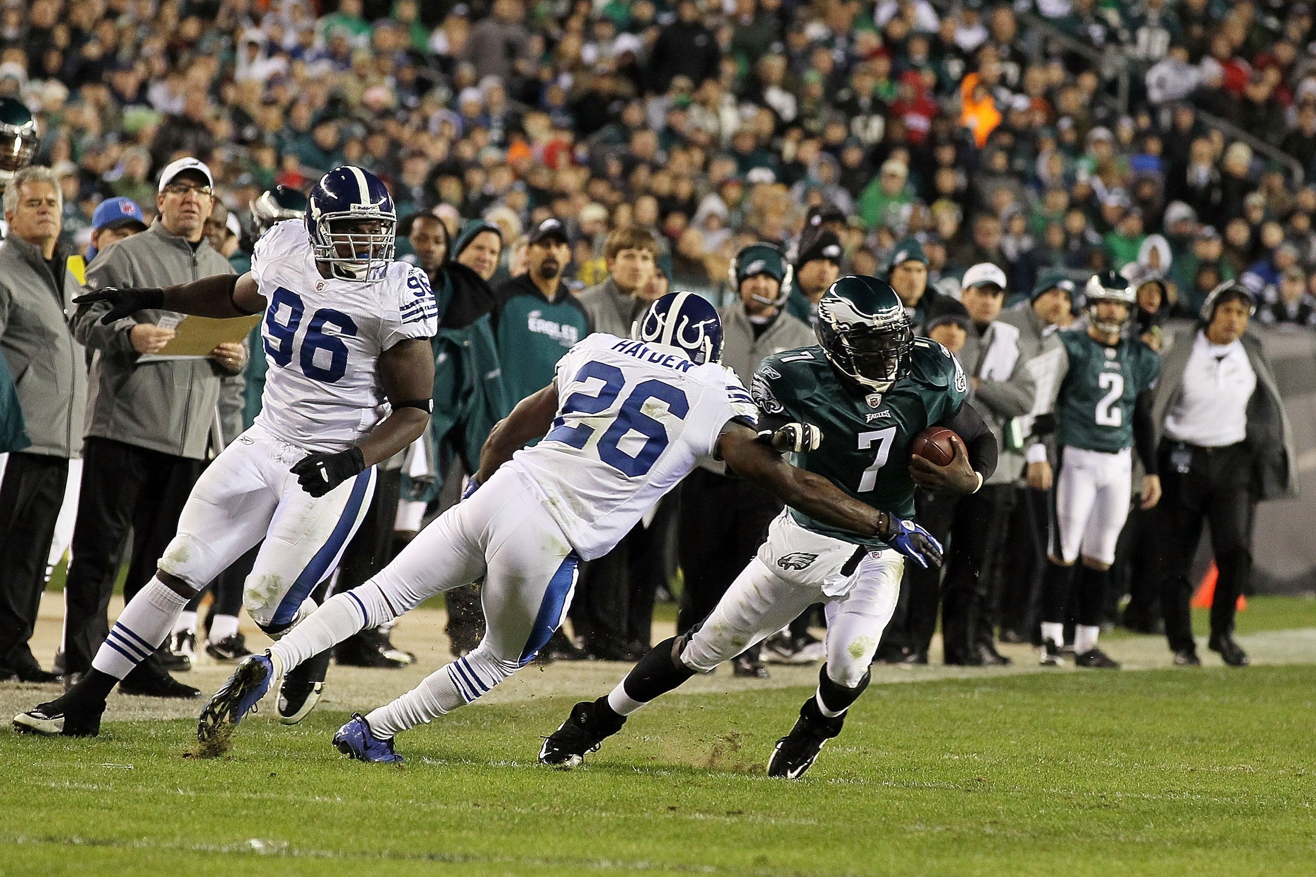 PHILADELPHIA - NOVEMBER 07:  Michael Vick #7 of the Philadelphia Eagles in action against the Indianapolis Colts on November 7, 2010 at Lincoln Financial Field in Philadelphia, Pennsylvania.  (Photo by Jim McIsaac/Getty Images)