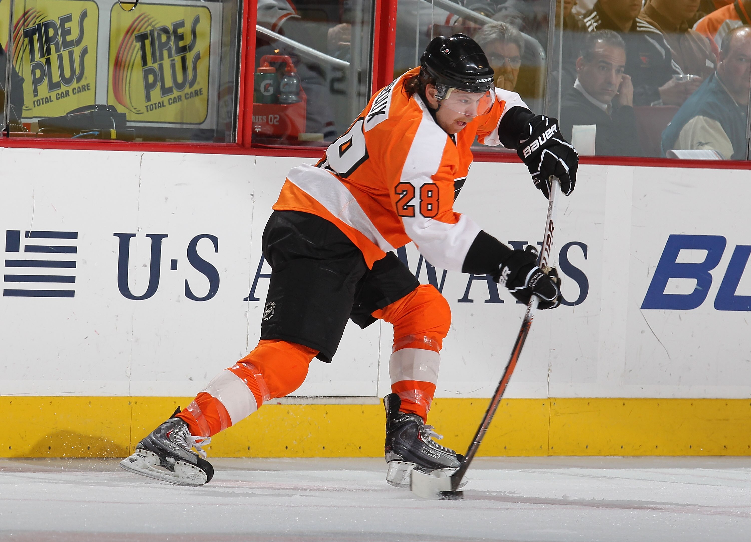 PHILADELPHIA - NOVEMBER 22:  Claude Giroux #28 of The Philadelphia Flyers in action against the Montreal Canadiens during their game on November 22, 2010 at The Wells Fargo Center in Philadelphia, Pennsylvania.  (Photo by Al Bello/Getty Images)