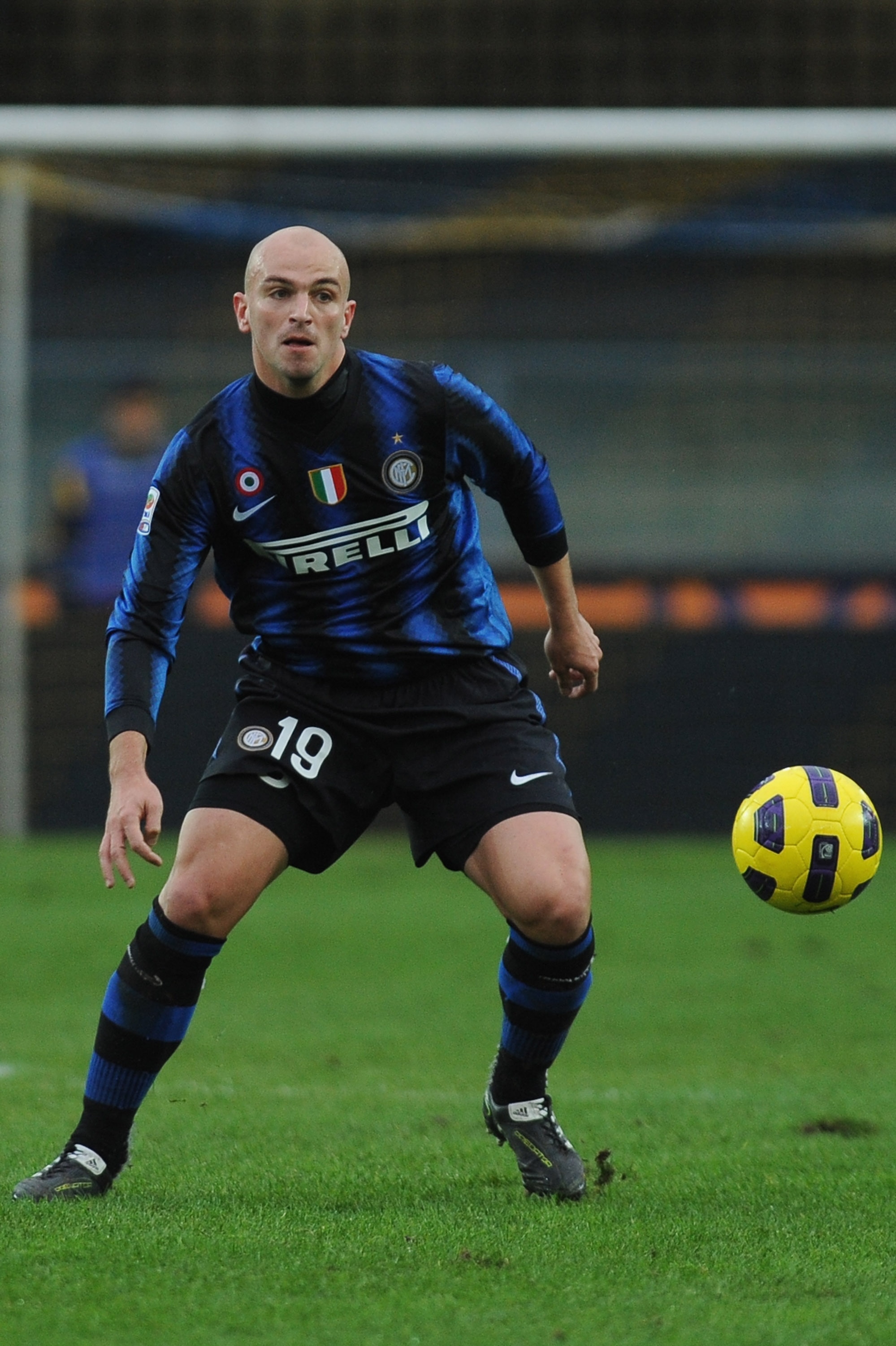 VERONA, ITALY - NOVEMBER 21:  Esteban Matias Cambiasso of FC Internazionale Milano in action during the Serie A match between AC Chievo Verona and FC Internazionale Milano at Stadio Marc' Antonio Bentegodi on November 21, 2010 in Verona, Italy.  (Photo by