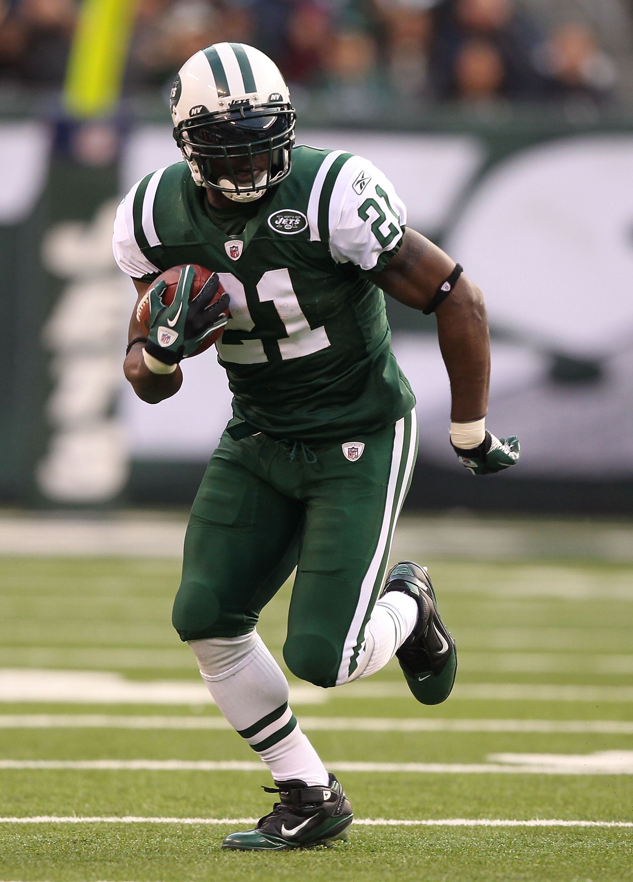 EAST RUTHERFORD, NJ - NOVEMBER 21:  LaDainian Tomlinson #21 of the New York Jets in action against the Houston Texans during their  game on November 21, 2010 at the New Meadowlands Stadium  in East Rutherford, New Jersey.  (Photo by Al Bello/Getty Images)