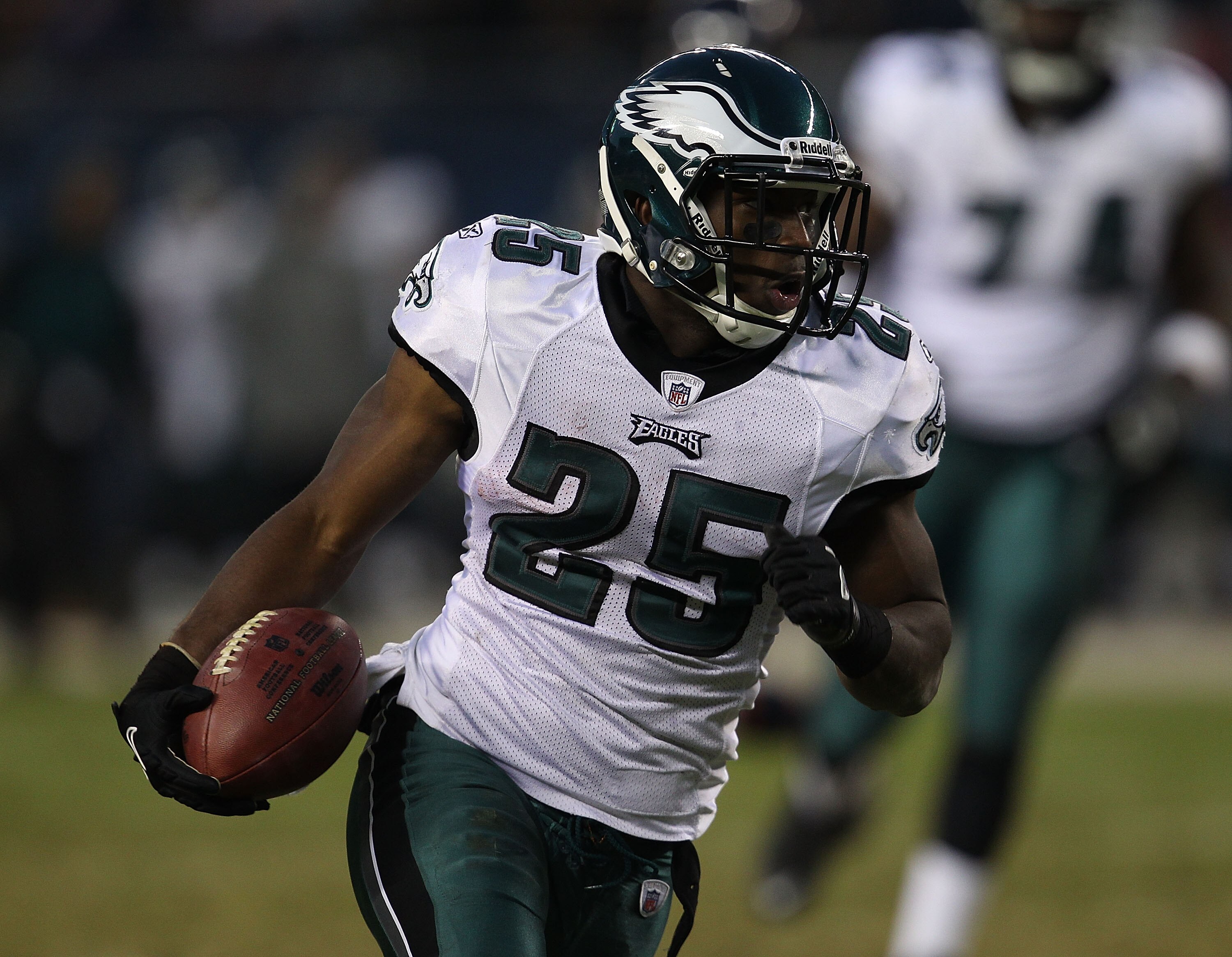 CHICAGO - NOVEMBER 28: LeSean McCoy #25 of the Philadelphia Eagles runs for yardage against the Chicago Bears at Soldier Field on November 28, 2010 in Chicago, Illinois. The Bears defeated the Eagles 31-26. (Photo by Jonathan Daniel/Getty Images)