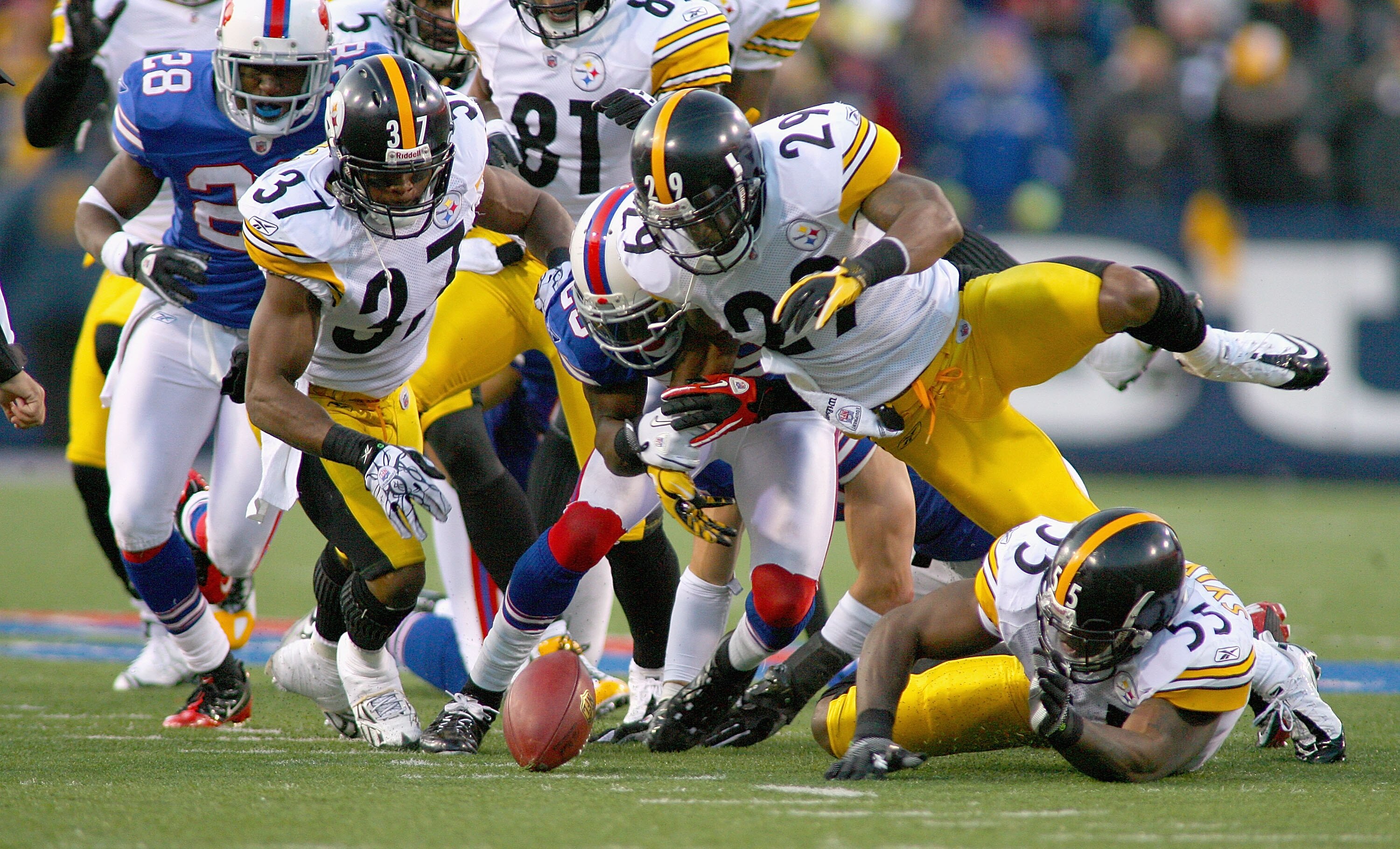 ORCHARD PARK, NY - NOVEMBER 28: Players from the Buffalo Bills and the Pittsburgh Steelers scramble to try and recover a fumble by Leodis McKelvin #28 of the Bills at Ralph Wilson Stadium at Ralph Wilson Stadium on November 28, 2010 in Orchard Park, New Y