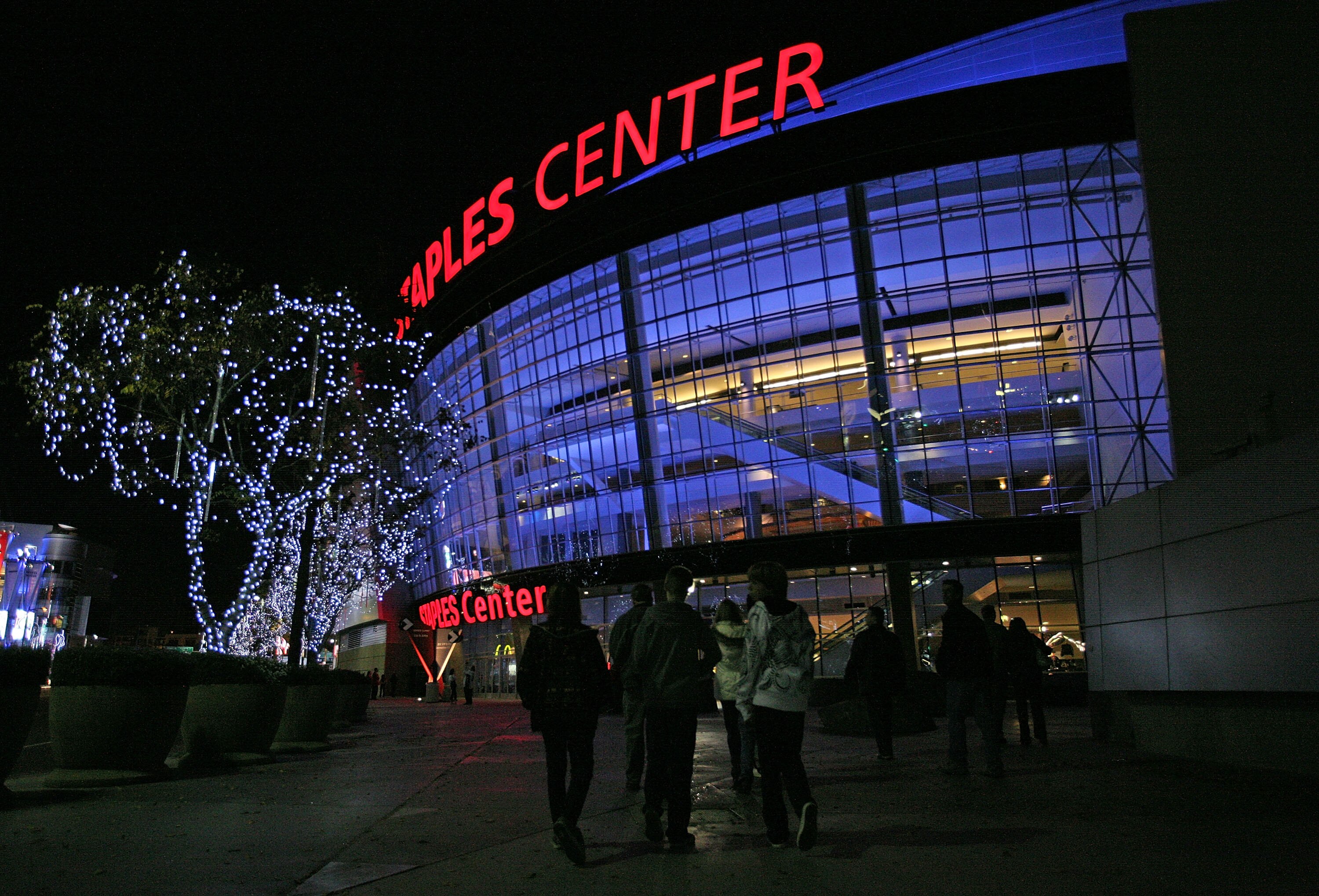 LOS ANGELES, CA - JANUARY 10:  Fans arrive for the game between the New Jersey Devils and the Los Angeles Kings on January 10, 2009 at the Staples Center in Los Angeles, California. (Photo by Bruce Bennett/Getty Images)