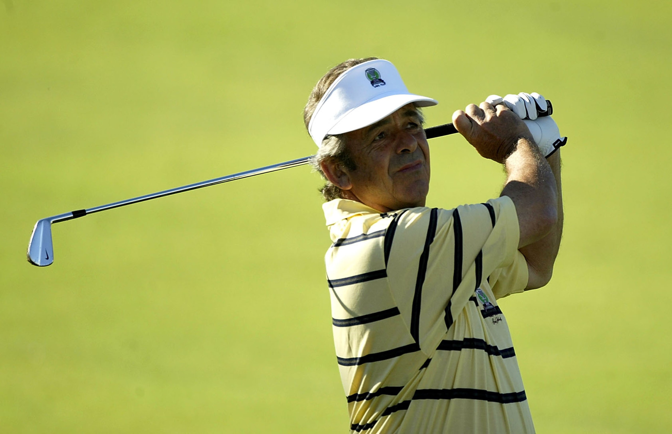 ST.SIMONS ISLAND, GA - NOVEMBER 22:  Tony Jacklin, captain of the Rest of the World team on the first hole during the saturday Fourball matches for UBS Cup on the Seaside course at Sea Island Golf Club November 22, 2003 on St. Simons Island, Georgia.  (Ph