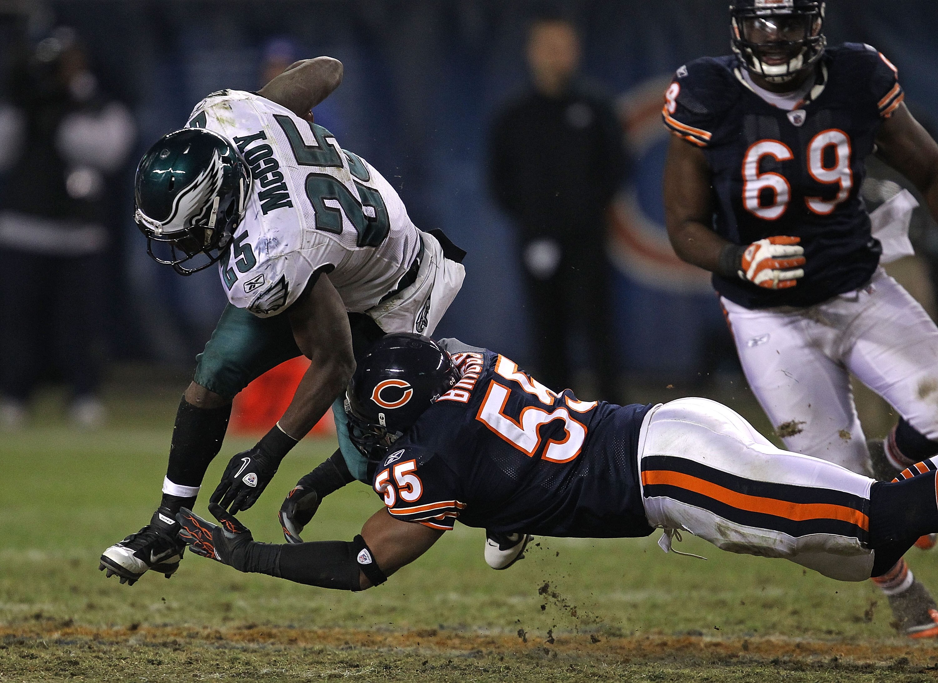 CHICAGO - NOVEMBER 28: Lance Briggs #55 of the Chicago Bears tackles  LeSean McCoy #25 of the Philadelphia Eagles at Soldier Field on November 28, 2010 in Chicago, Illinois. The Bears defeated the Eagles 31-26. (Photo by Jonathan Daniel/Getty Images)