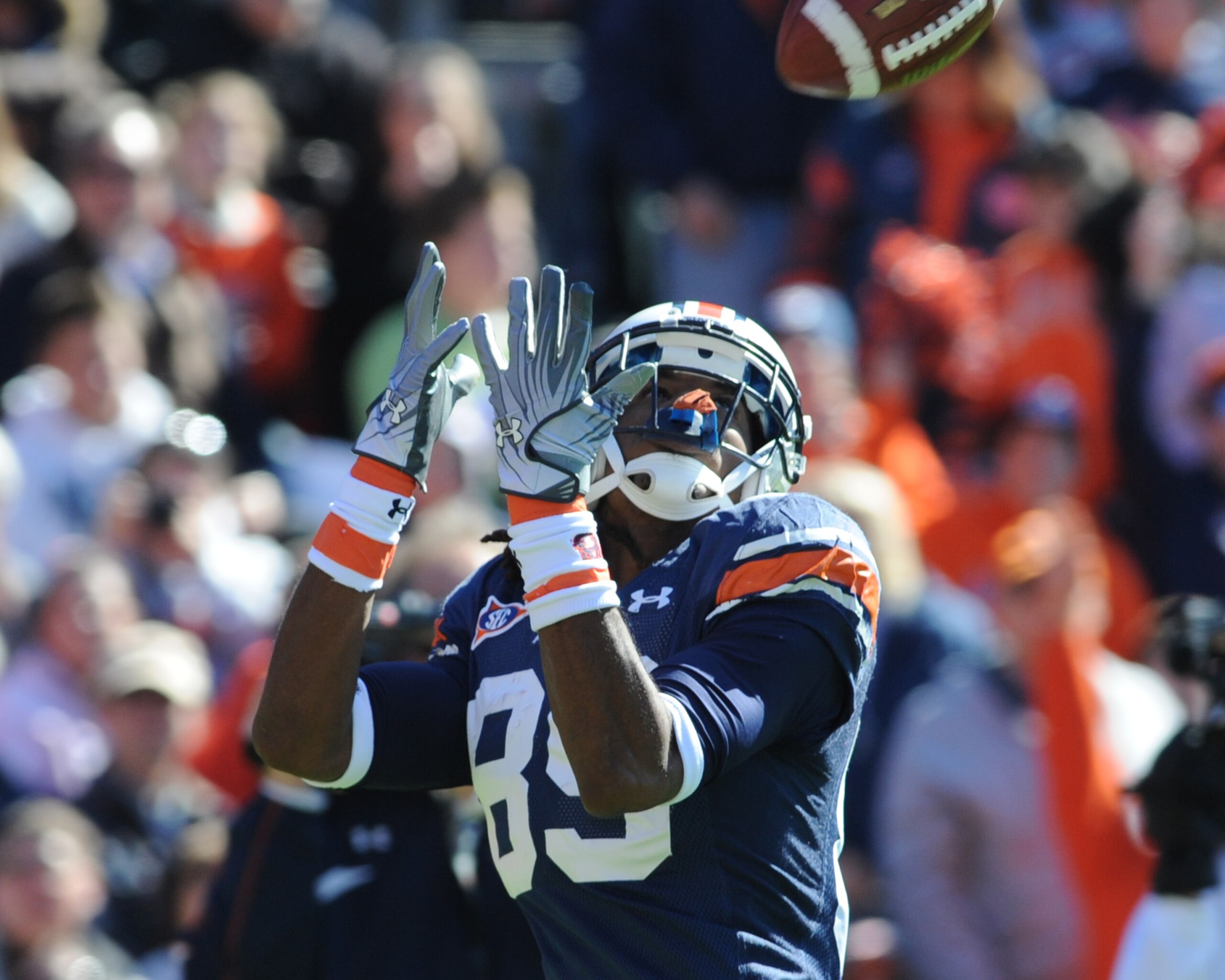 AUBURN, AL - NOVEMBER 06:  Wide receiver Darvin Adams #89 of the Auburn Tigers stretches for a touchdown with a pass against the Chattanooga Mocs November 6, 2010 at Jordan-Hare Stadium in Auburn, Alabama.  (Photo by Al Messerschmidt/Getty Images)