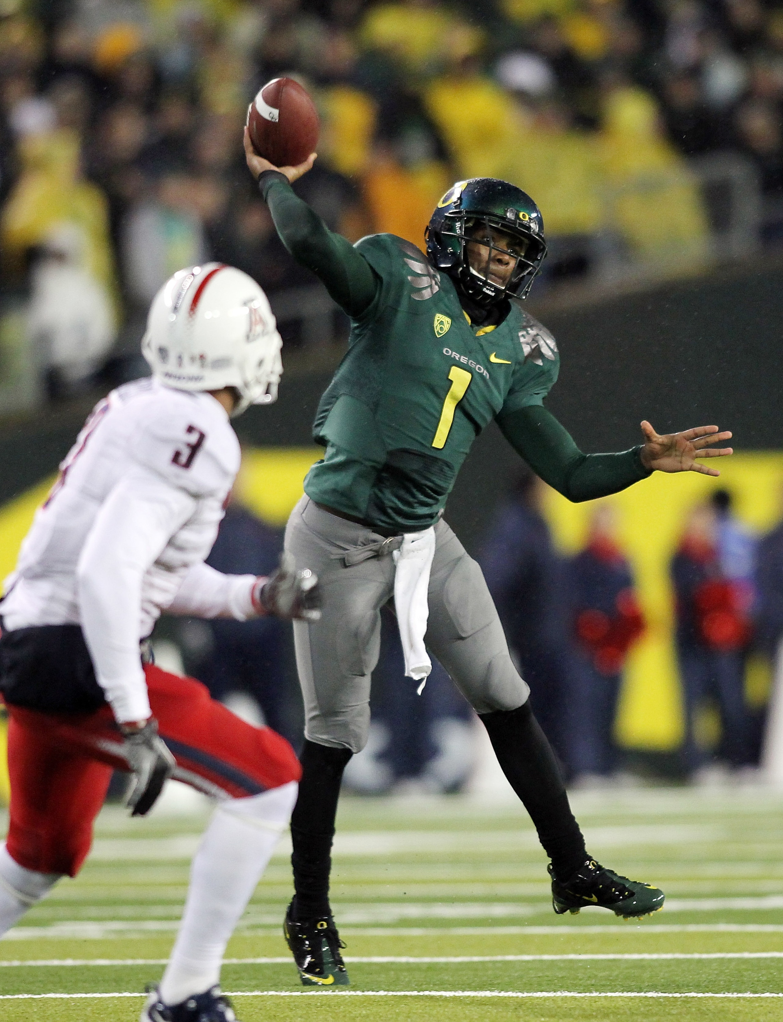 EUGENE, OR - NOVEMBER 26:  Quarterback Darron Thomas #1 of the Oregon Ducks throws a pass against the Arizona Wildcats on November 26, 2010 at the Autzen Stadium in Eugene, Oregon.  (Photo by Jonathan Ferrey/Getty Images)
