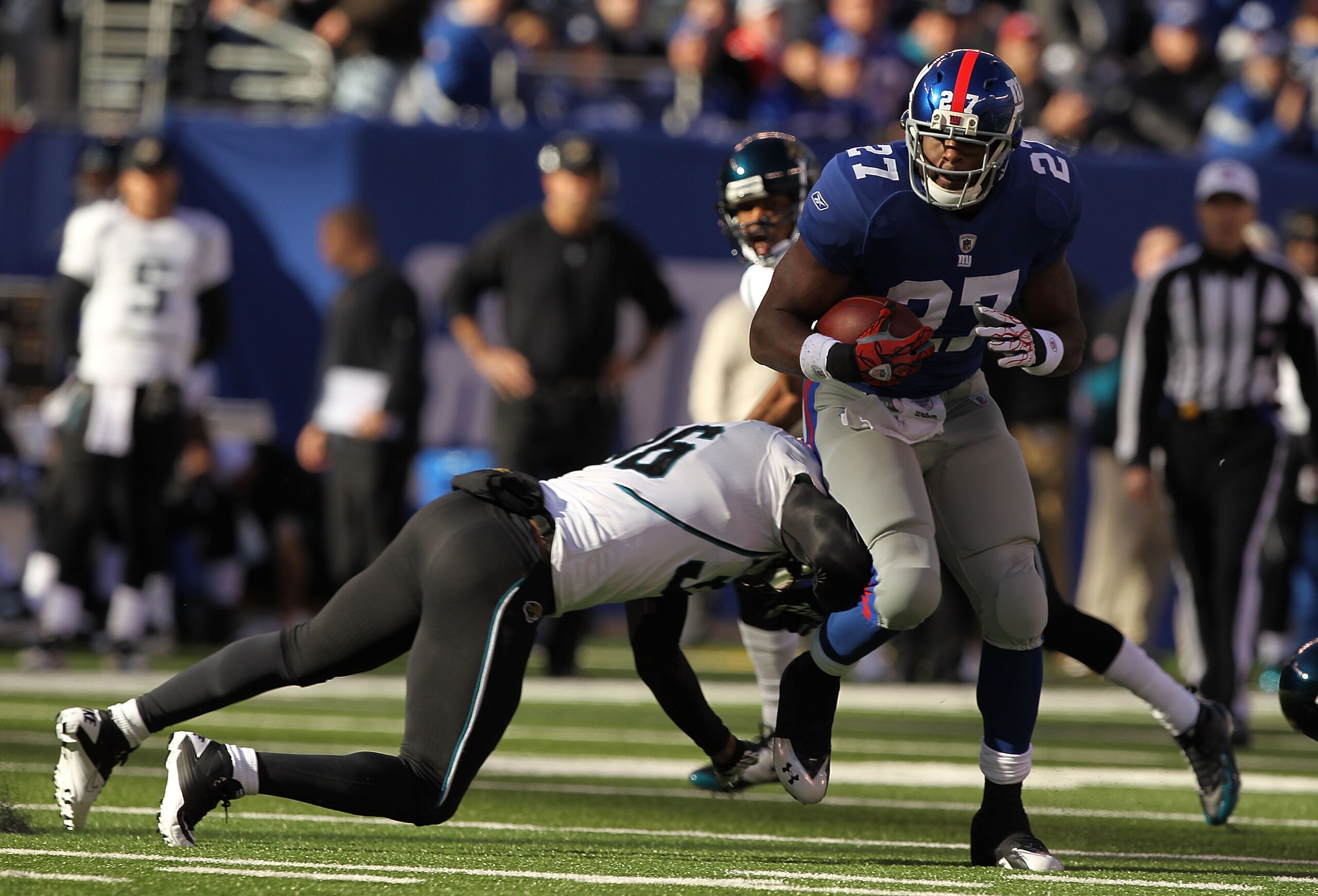 EAST RUTHERFORD, NJ - NOVEMBER 28:  Brandon Jacobs #27 of the New York Giants runs with the ball as Courtney Greene #36 of the Jacksonville Jaguars attempts the tackle during their game on November 28, 2010 at The New Meadowlands Stadium in East Rutherfor