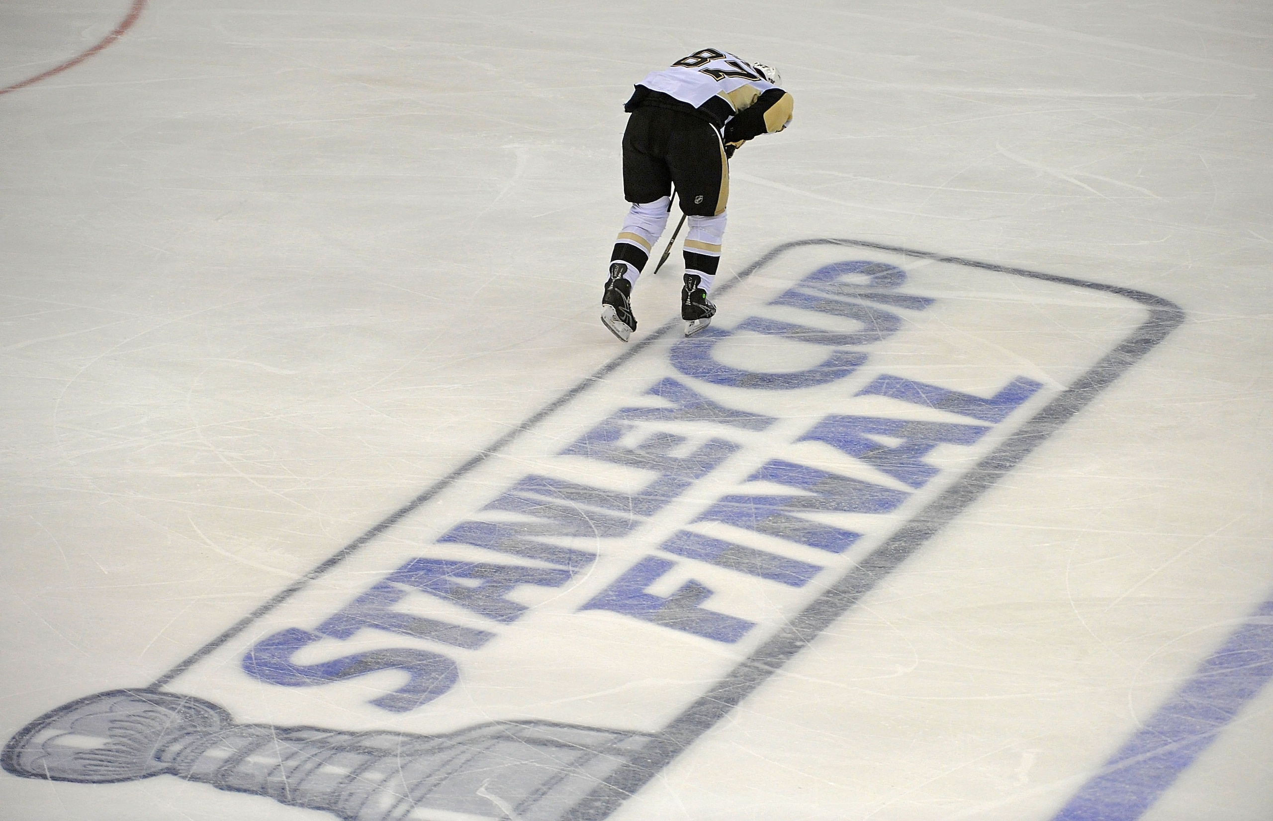 DETROIT - JUNE 12: Sidney Crosby #87 of the Pittsburgh Penguins skates off the ice after getting injured against the Detroit Red Wings during Game Seven of the 2009 NHL Stanley Cup Finals at Joe Louis Arena on June 12, 2009 in Detroit, Michigan. (Photo DETROIT - JUNE 12: Sidney Crosby #87 of the Pittsburgh Penguins skates off the ice after getting injured against the Detroit Red Wings during Game Seven of the 2009 NHL Stanley Cup Finals at Joe Louis Arena on June 12, 2009 in Detroit, Michigan. (Photo