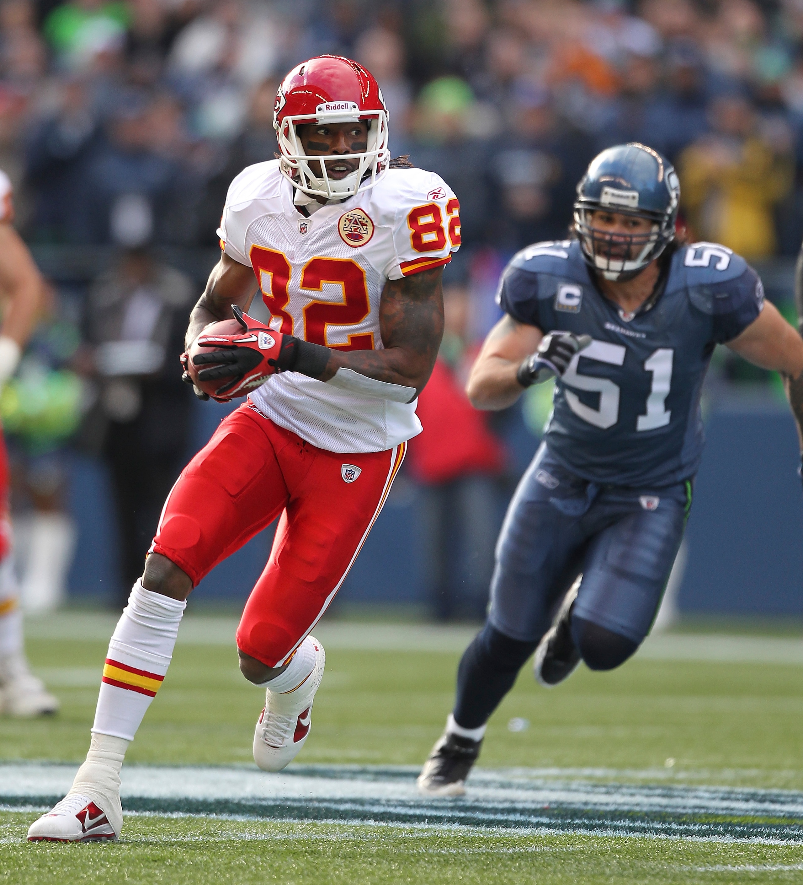 SEATTLE - NOVEMBER 28:  Wide receiver Dwayne Bowe #82 of the Kansas City Chiefs rushes against Lofa Tatupu #51 of the Seattle Seahawks at Qwest Field on November 28, 2010 in Seattle, Washington. (Photo by Otto Greule Jr/Getty Images)