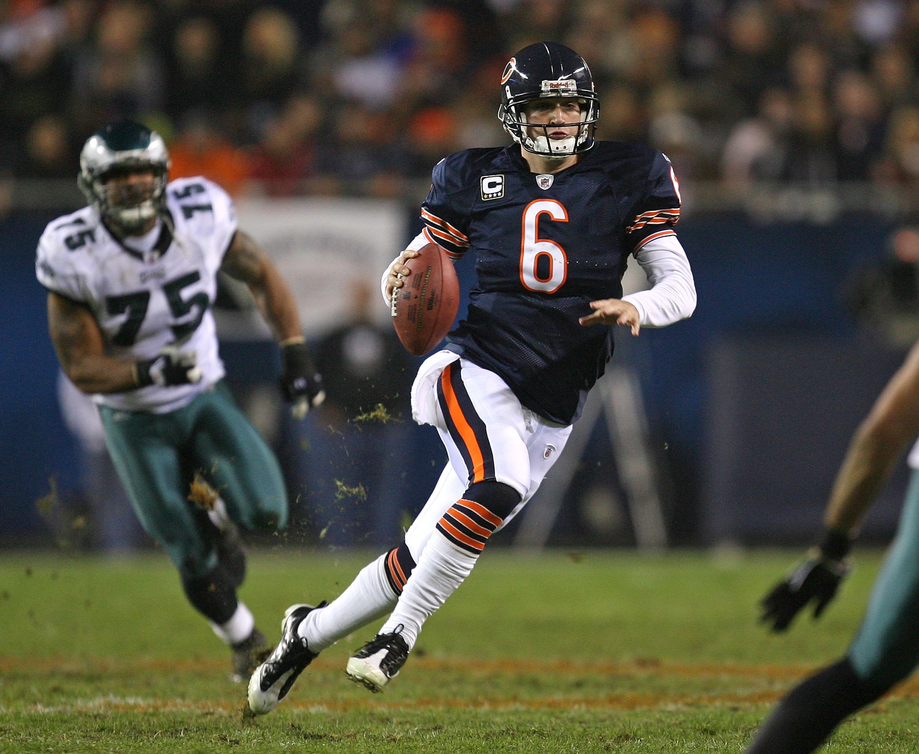 CHICAGO - NOVEMBER 22: Jay Cutler #6 of the Chicago Bears runs for a first down against the Philadelphia Eagles at Soldier Field on November 22, 2009 in Chicago, Illinois. The Eagles defeated the Bears 24-20. (Photo by Jonathan Daniel/Getty Images)
