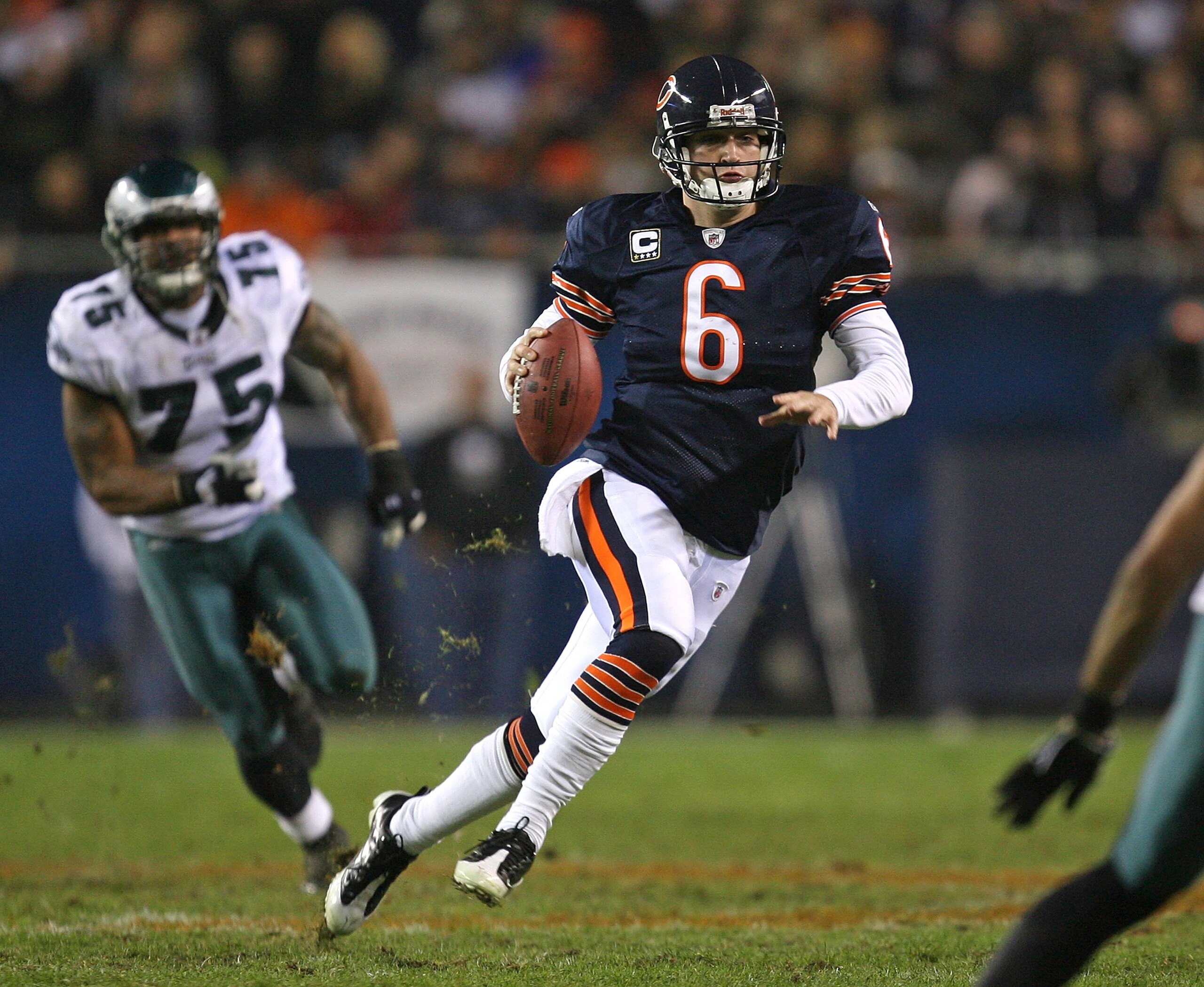 CHICAGO - NOVEMBER 22: Jay Cutler #6 of the Chicago Bears runs for a first down against the Philadelphia Eagles at Soldier Field on November 22, 2009 in Chicago, Illinois. The Eagles defeated the Bears 24-20. (Photo by Jonathan Daniel/Getty Images)