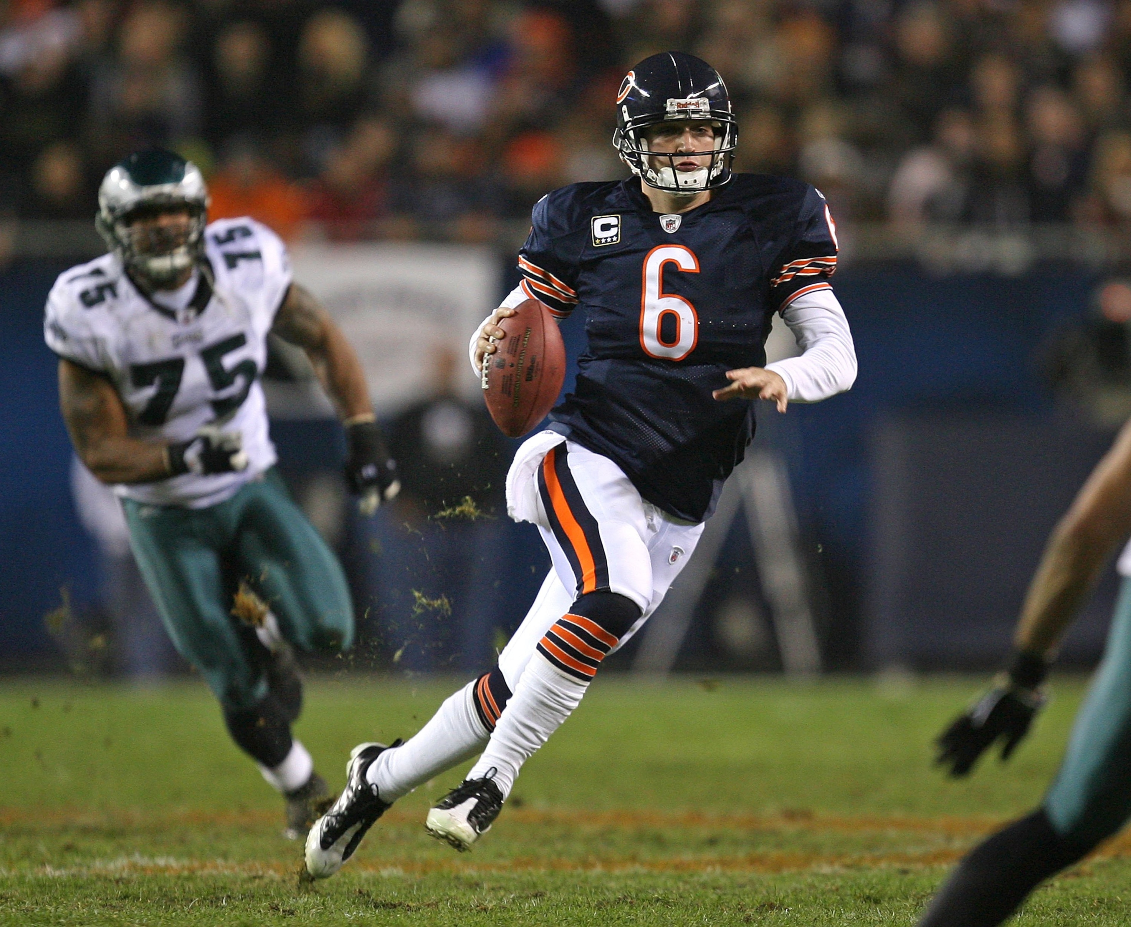 CHICAGO - NOVEMBER 22: Jay Cutler #6 of the Chicago Bears runs for a first down against the Philadelphia Eagles at Soldier Field on November 22, 2009 in Chicago, Illinois. The Eagles defeated the Bears 24-20. (Photo by Jonathan Daniel/Getty Images)