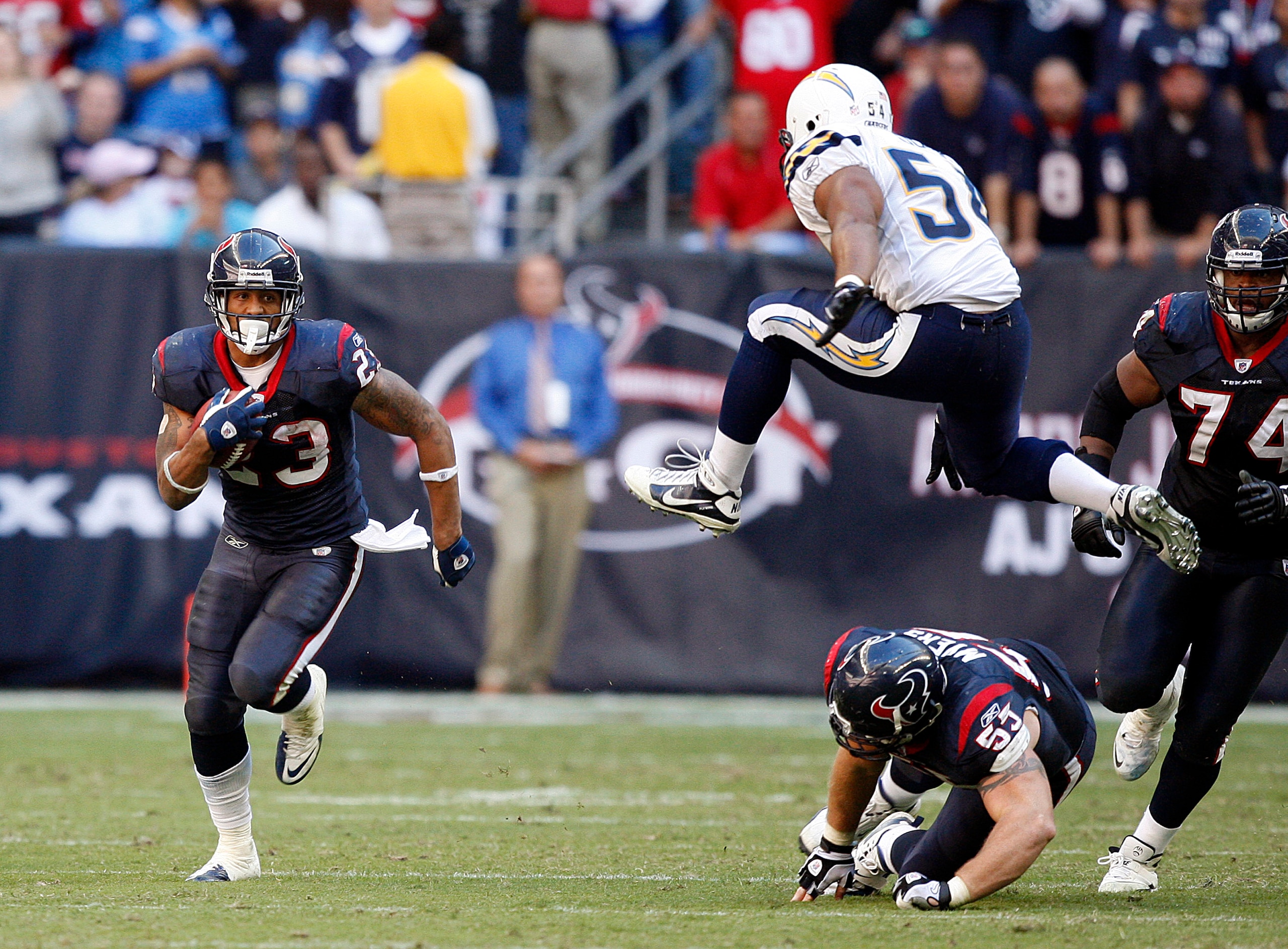 HOUSTON - NOVEMBER 07:  Running back Arian Foster #23 of the Houston Texans rushes past  Stephen Cooper #54 of the San Diego Chargers at Reliant Stadium on November 7, 2010 in Houston, Texas.  (Photo by Bob Levey/Getty Images)