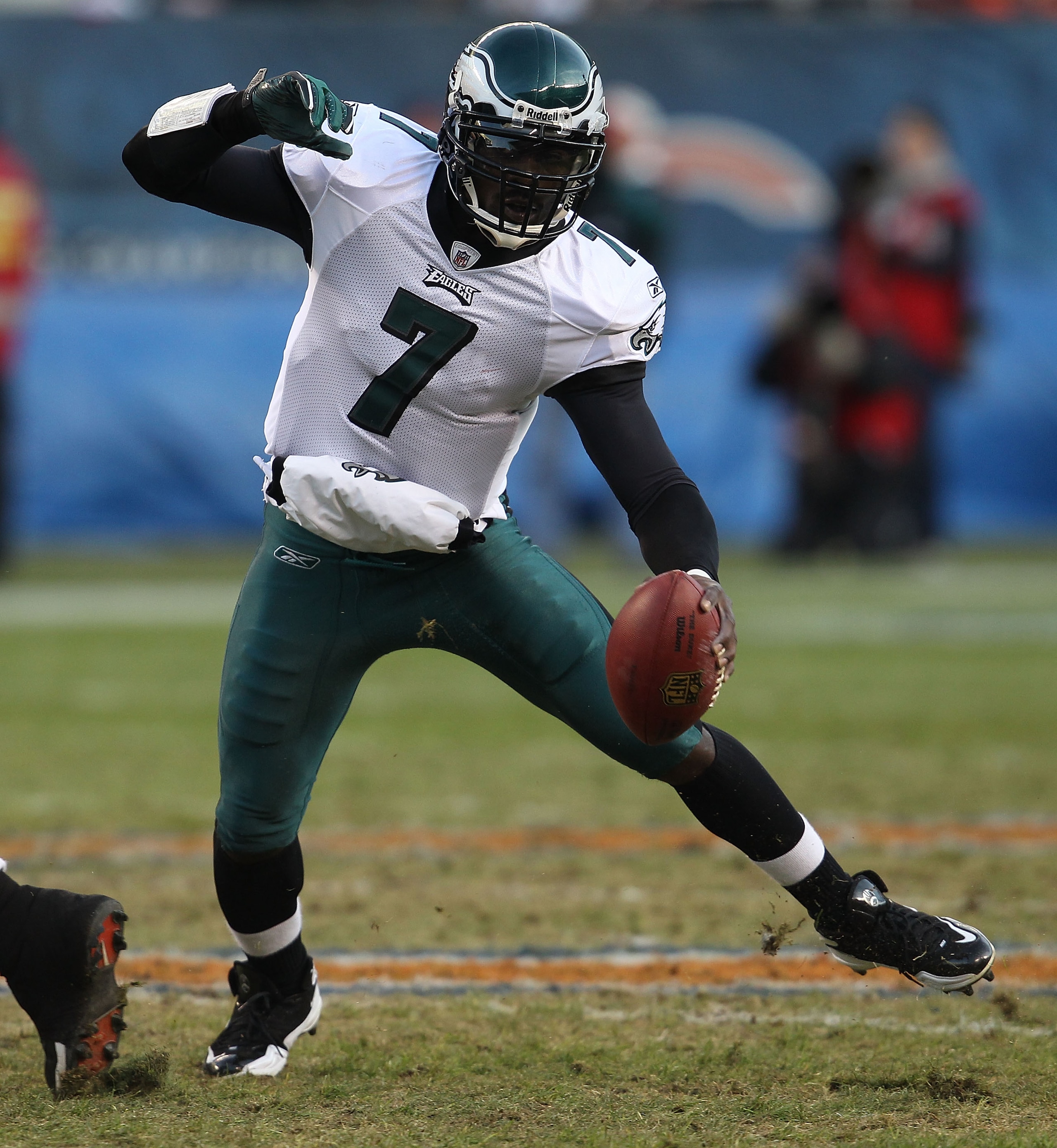 CHICAGO - NOVEMBER 28: Michael Vick #7 of the Philadelphia Eagles tries to avoid a rush by the Chicago Bears at Soldier Field on November 28, 2010 in Chicago, Illinois. (Photo by Jonathan Daniel/Getty Images)