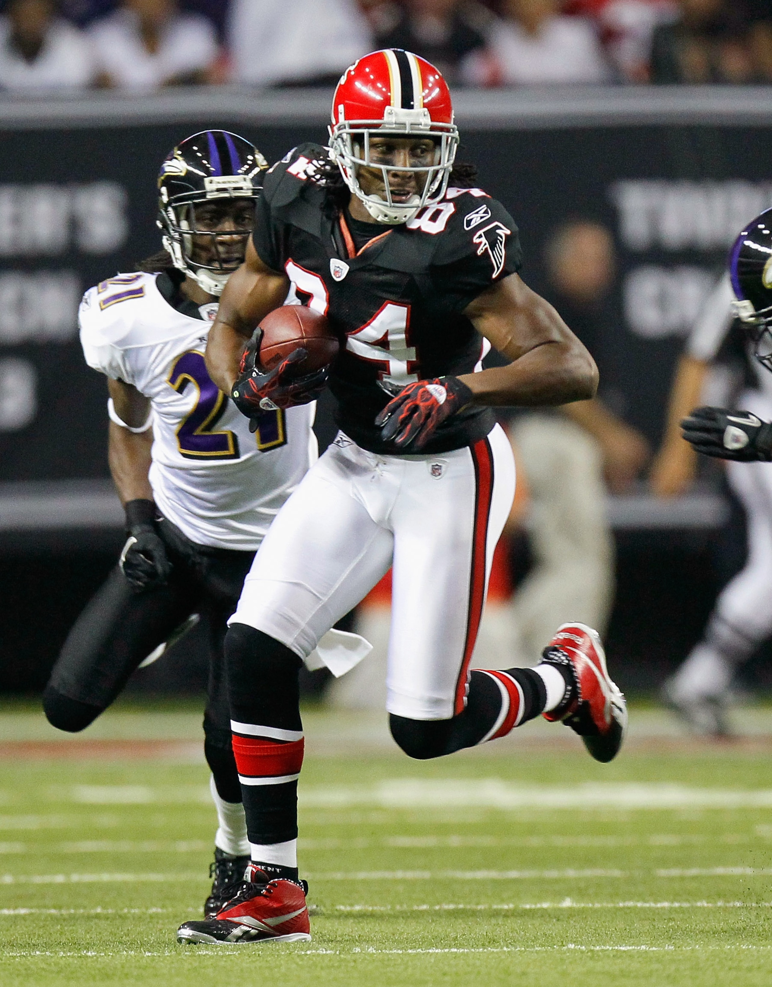 ATLANTA - NOVEMBER 11:  Roddy White #84 of the Atlanta Falcons against the Baltimore Ravens at Georgia Dome on November 11, 2010 in Atlanta, Georgia.  (Photo by Kevin C. Cox/Getty Images)