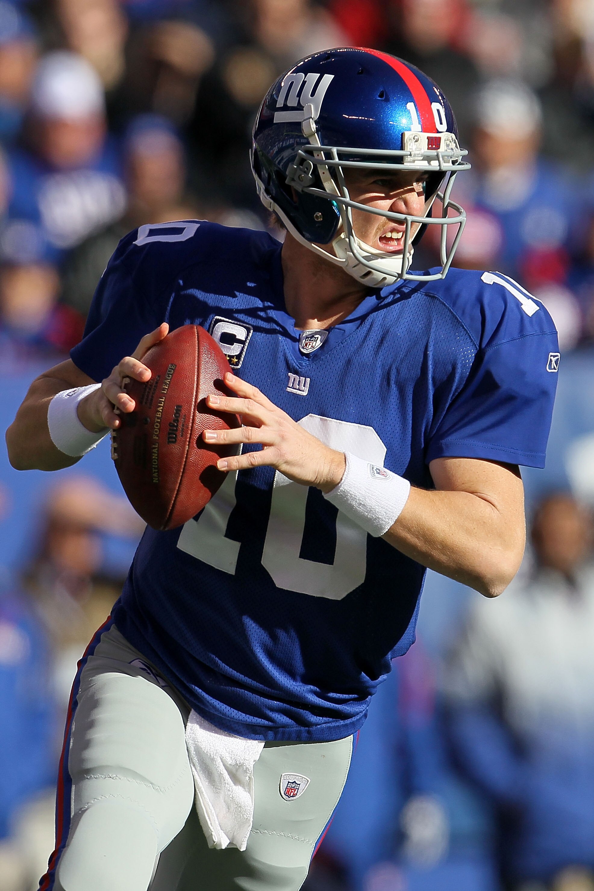 EAST RUTHERFORD, NJ - NOVEMBER 28:  Eli Manning #10 of the New York Giants looks to pass against the Jacksonville Jaguars at New Meadowlands Stadium on November 28, 2010 in East Rutherford, New Jersey.  (Photo by Chris McGrath/Getty Images)