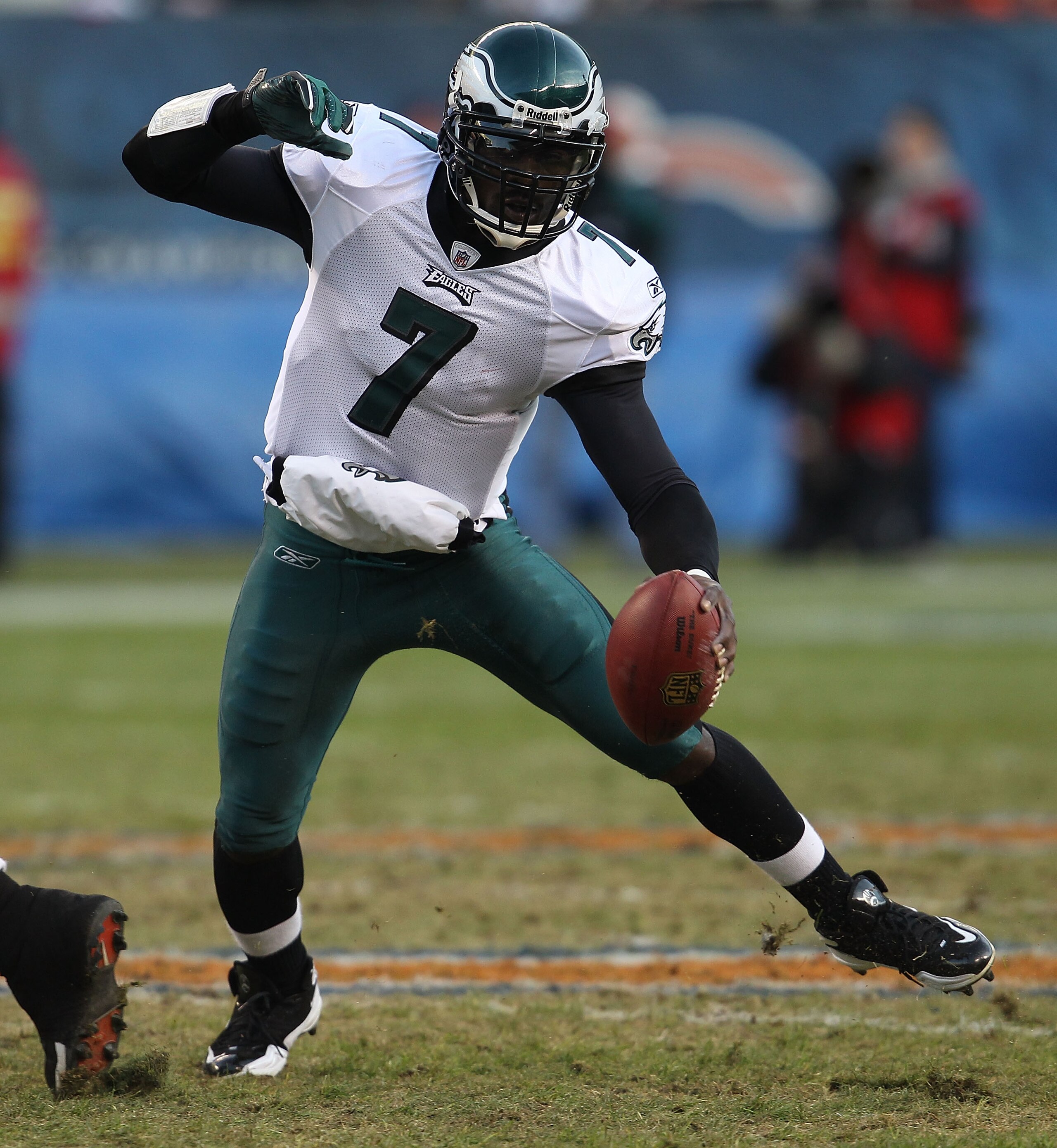 CHICAGO - NOVEMBER 28: Michael Vick #7 of the Philadelphia Eagles tries to avoid a rush by the Chicago Bears at Soldier Field on November 28, 2010 in Chicago, Illinois. (Photo by Jonathan Daniel/Getty Images)