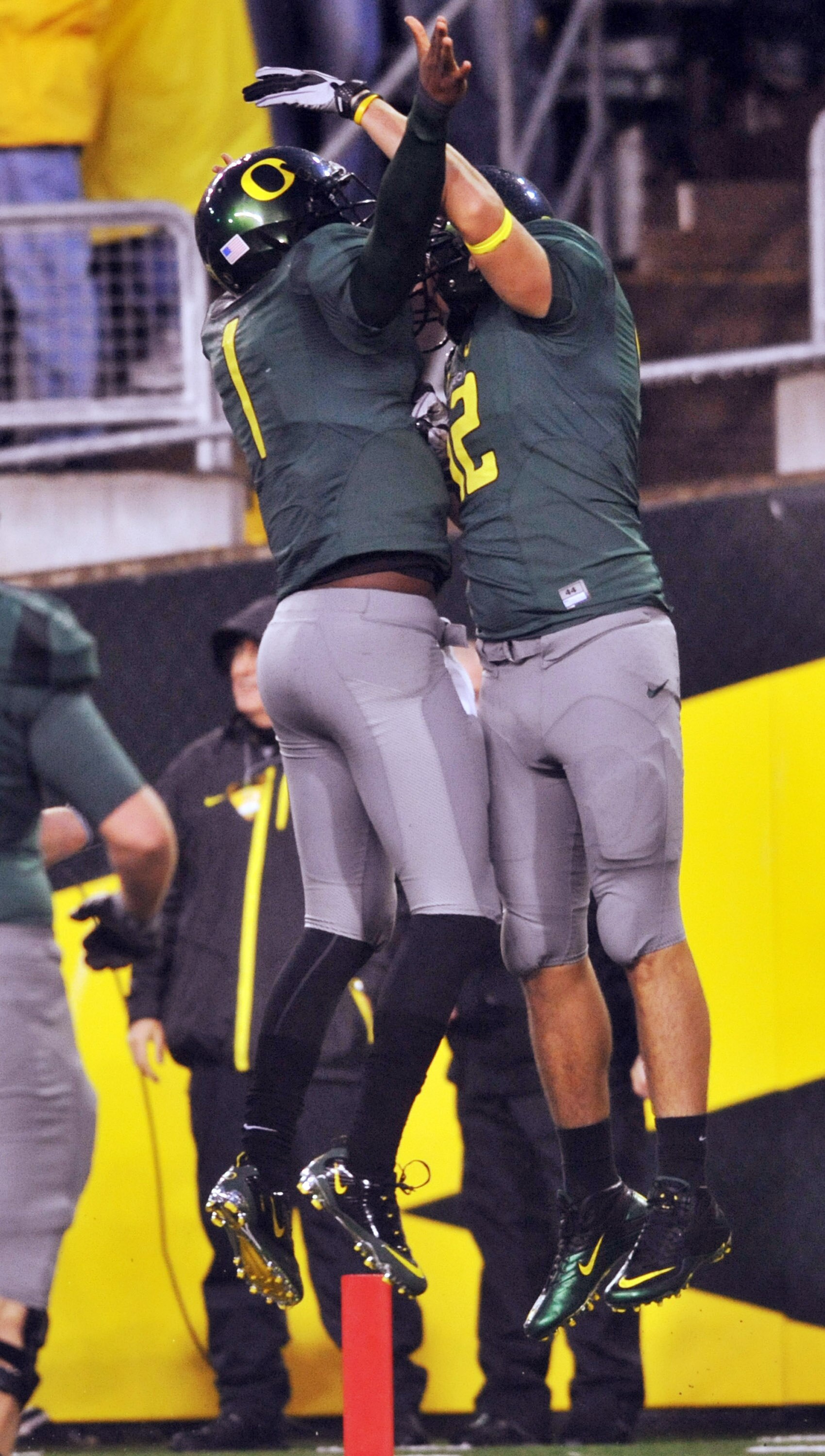 EUGENE, OR - NOVEMBER 26: Quarterback Darron Thomas #1 and tight end David Paulson #42 of the Oregon Ducks celebrate Paulson's touchdown reception the first quarter of the game at Autzen Stadium on November 26, 2010 in Eugene, Oregon. The Ducks won the ga