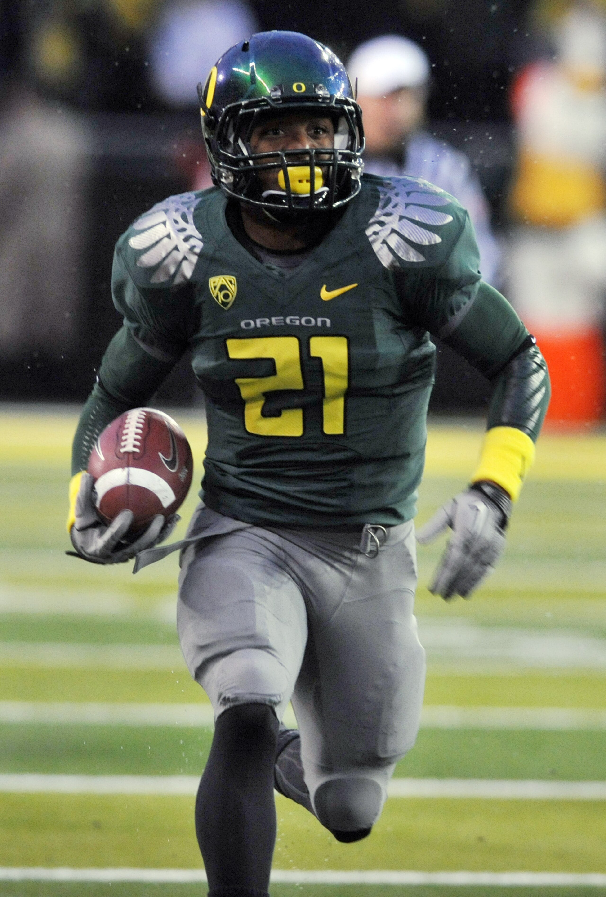 EUGENE, OR - NOVEMBER 26: Running back LaMichael James #21 of the Oregon Ducks breaks into the open in the first quarter of the game against the Arizona Wildcats at Autzen Stadium on November 26, 2010 in Eugene, Oregon. The Ducks won the game 48-29. (Phot