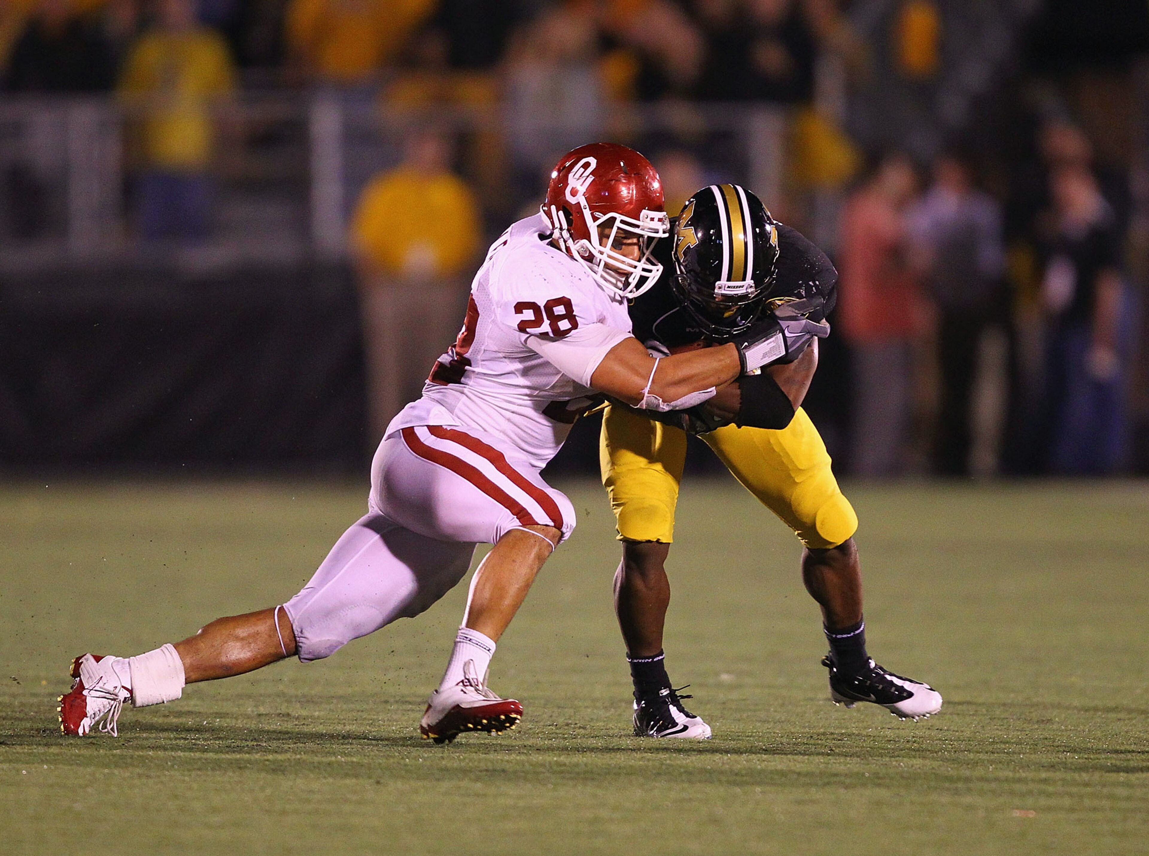COLUMBIA, MO - OCTOBER 23: Travis Lewis #28 of the Oklahoma Sooners in action against the Missouri Tigers at Faurot Field/Memorial Stadium on October 23, 2010 in Columbia, Missouri.  The Tigers beat the Sooners 36-27.  (Photo by Dilip Vishwanat/Getty Imag