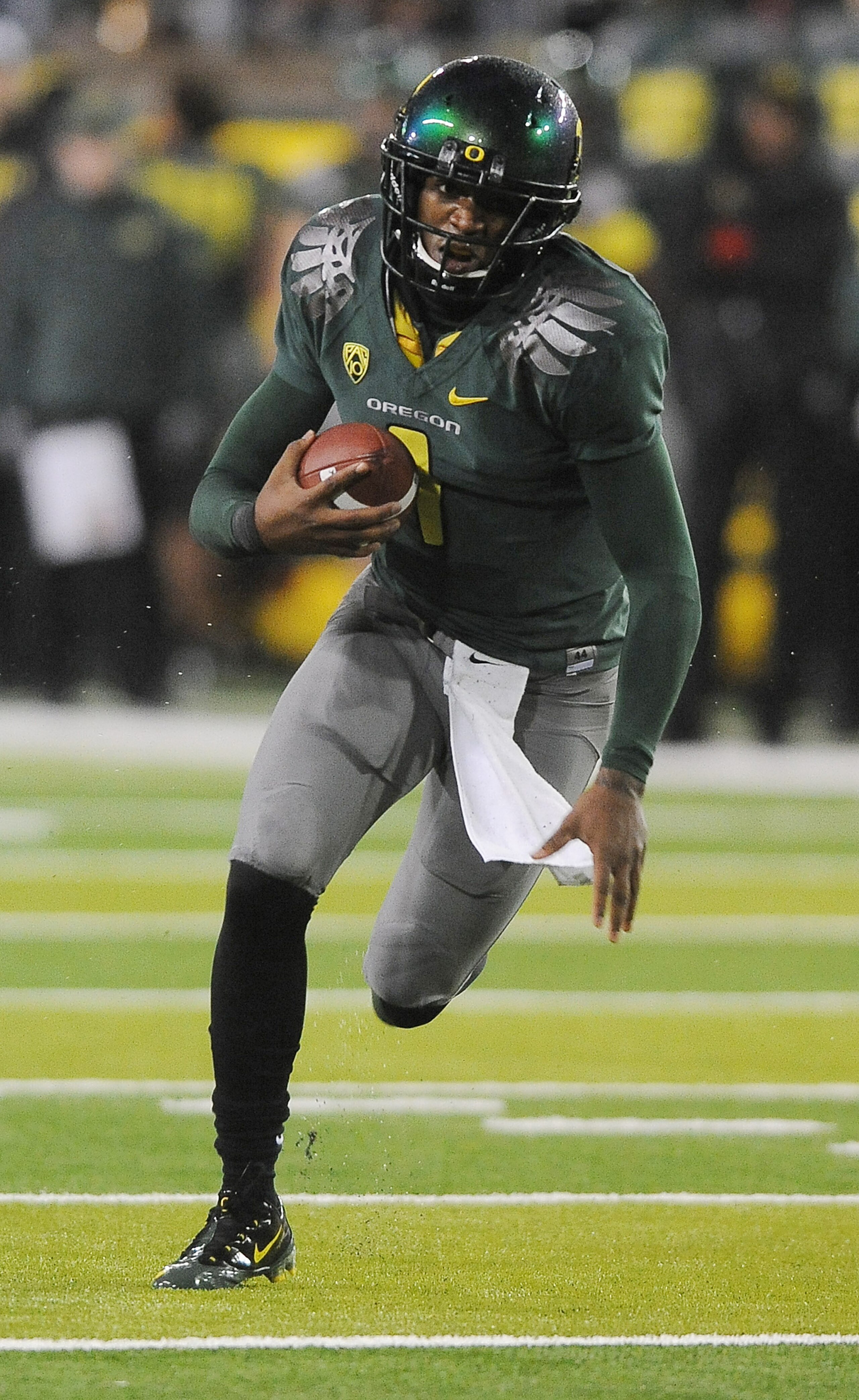 EUGENE, OR - NOVEMBER 26: Quarterback Darron Thomas #1 of the Oregon Ducks runs for the end zone and a touchdown in the first quarter of the game against the Arizona Wildcats at Autzen Stadium on November 26, 2010 in Eugene, Oregon.The Ducks won the game