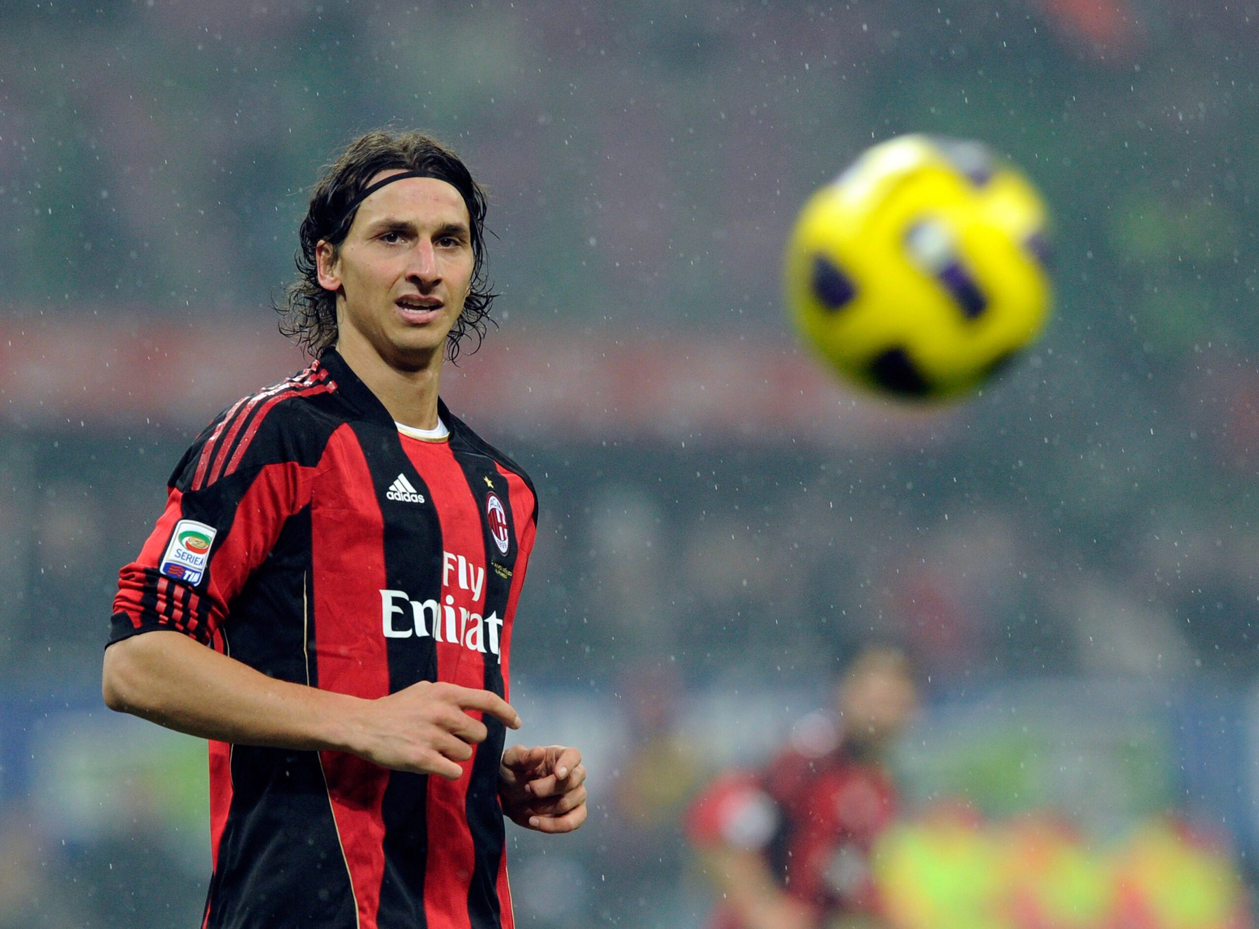 MILAN, ITALY - NOVEMBER 20:  Zlatan Ibrahimovic of AC Milan in action during the Serie A match between Milan and Fiorentina at Stadio Giuseppe Meazza on November 20, 2010 in Milan, Italy.  (Photo by Claudio Villa/Getty Images)