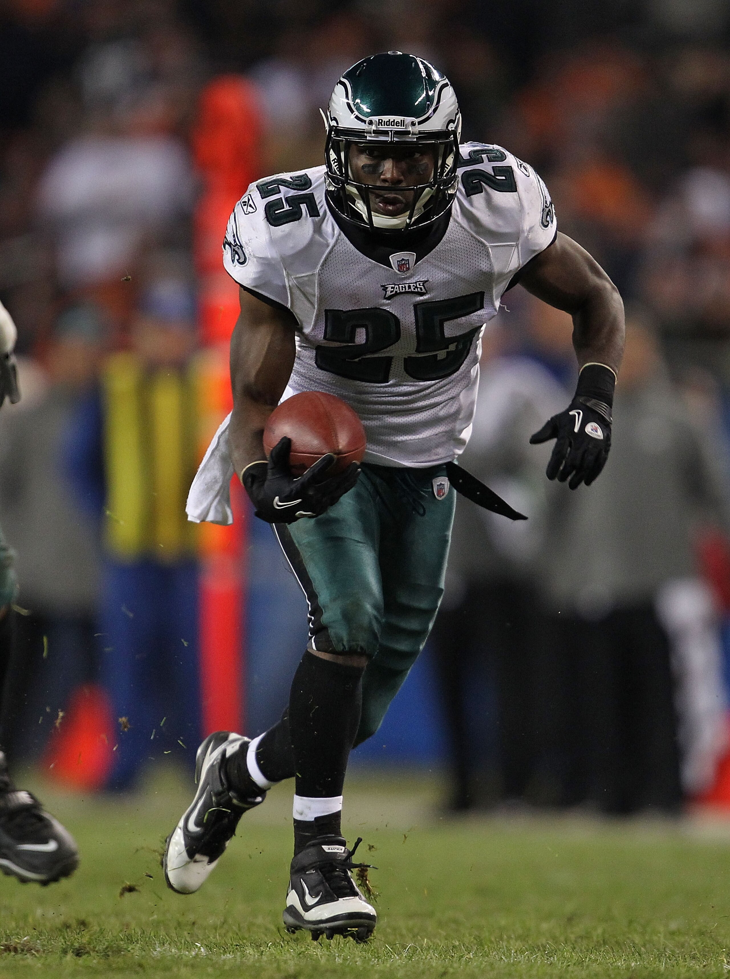 CHICAGO - NOVEMBER 28: LeSean McCoy #25 of the Philadelphia Eagles runs for yardage against the Chicago Bears at Soldier Field on November 28, 2010 in Chicago, Illinois. The Bears defeated the Eagles 31-26. (Photo by Jonathan Daniel/Getty Images)