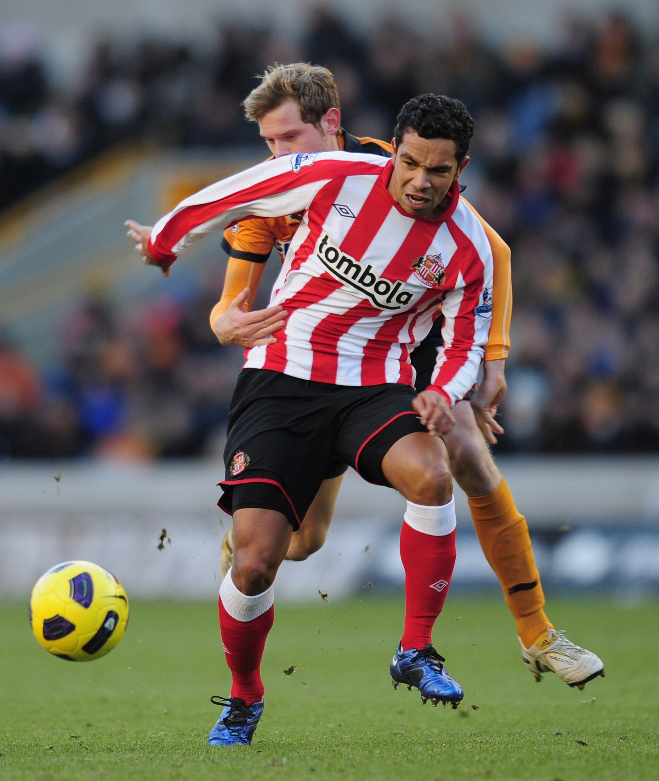 WOLVERHAMPTON, ENGLAND - NOVEMBER 27:  Kieron Richardson of Sunderland is challenged by Richard Stearman of Wolverhampton Wanderers during the Barclays Premier League match between Wolverhampton Wanderers and Sunderland at Molineux on November 27, 2010 in