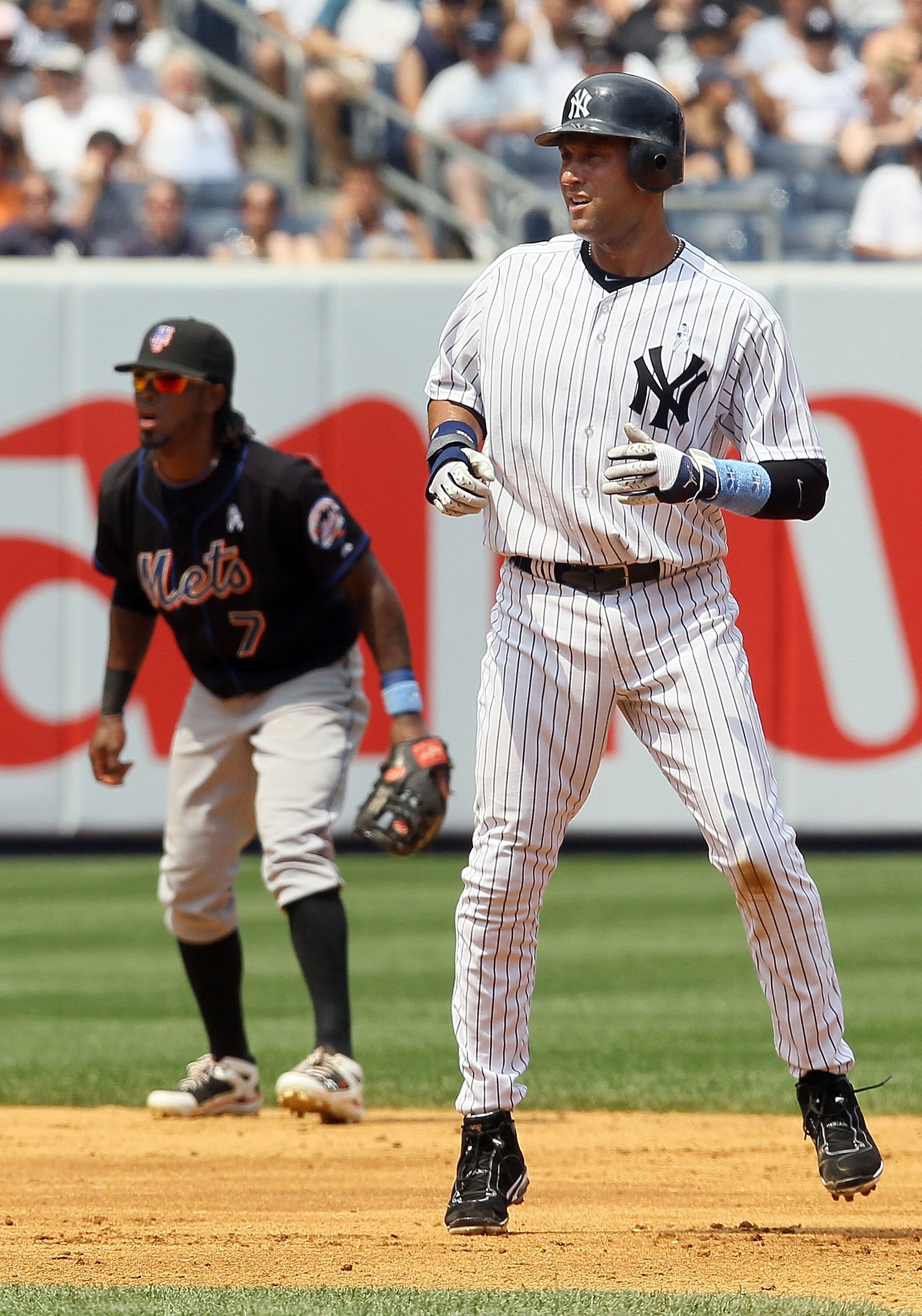 NEW YORK - JUNE 20:  Derek Jeter #2 of the New York Yankees leads off second base against Jose Reyes #7 of the New York Mets on June 20, 2010 at Yankee Stadium in the Bronx borough of New York City.  (Photo by Jim McIsaac/Getty Images)