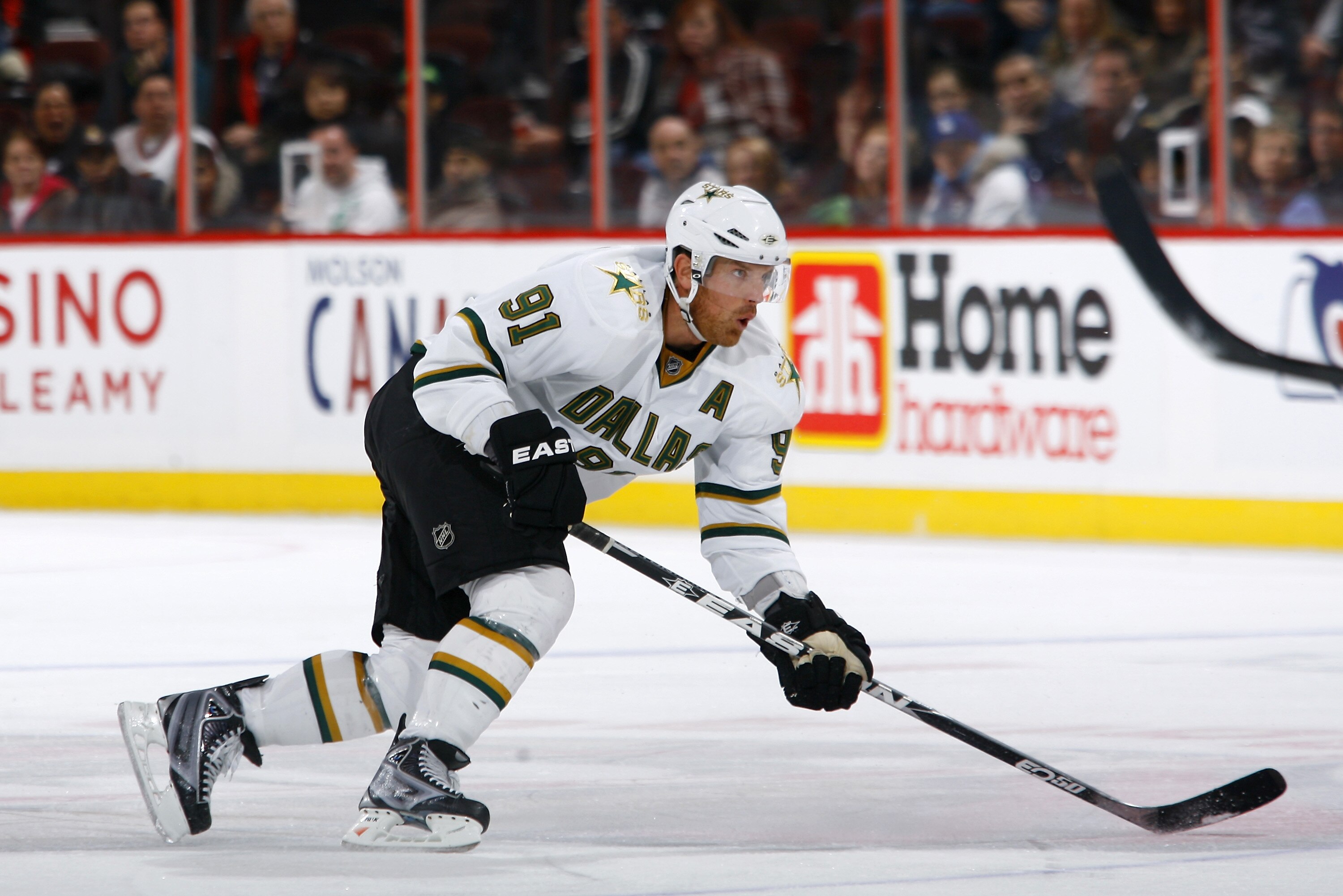 OTTAWA, ON - NOVEMBER 24: Brad Richards #91 of the Dallas Stars skates in a game against the Ottawa Senators at Scotiabank Place on November 24, 2010 in Ottawa, Ontario, Canada. (Photo by Phillip MacCallum/Getty Images)