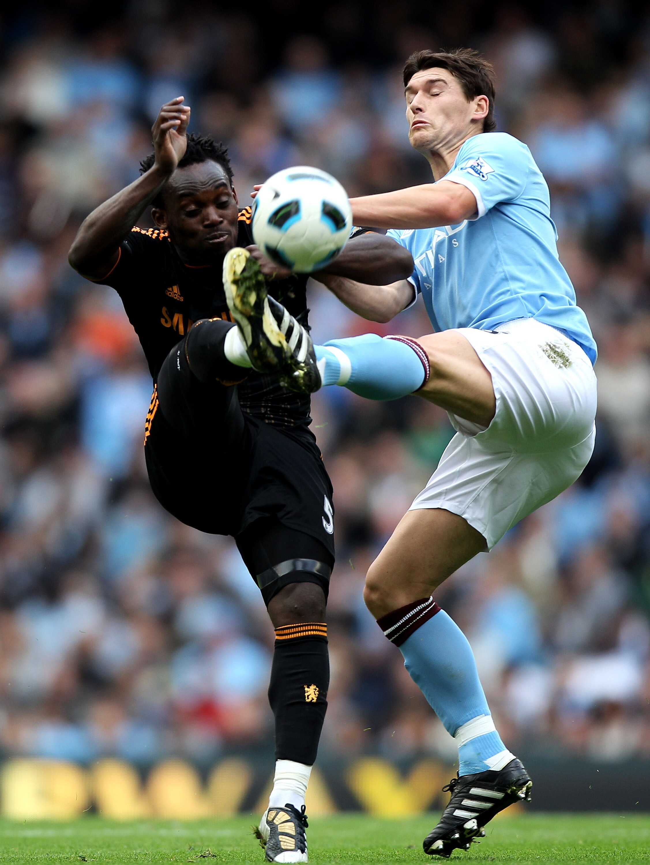 MANCHESTER, ENGLAND - SEPTEMBER 25:  Gareth Barry of Manchester City competes for the ball with Michael Essien of Chelsea during the Barclays Premier League match between Manchester City and Chelsea at the City of Manchester Stadium on September 25, 2010