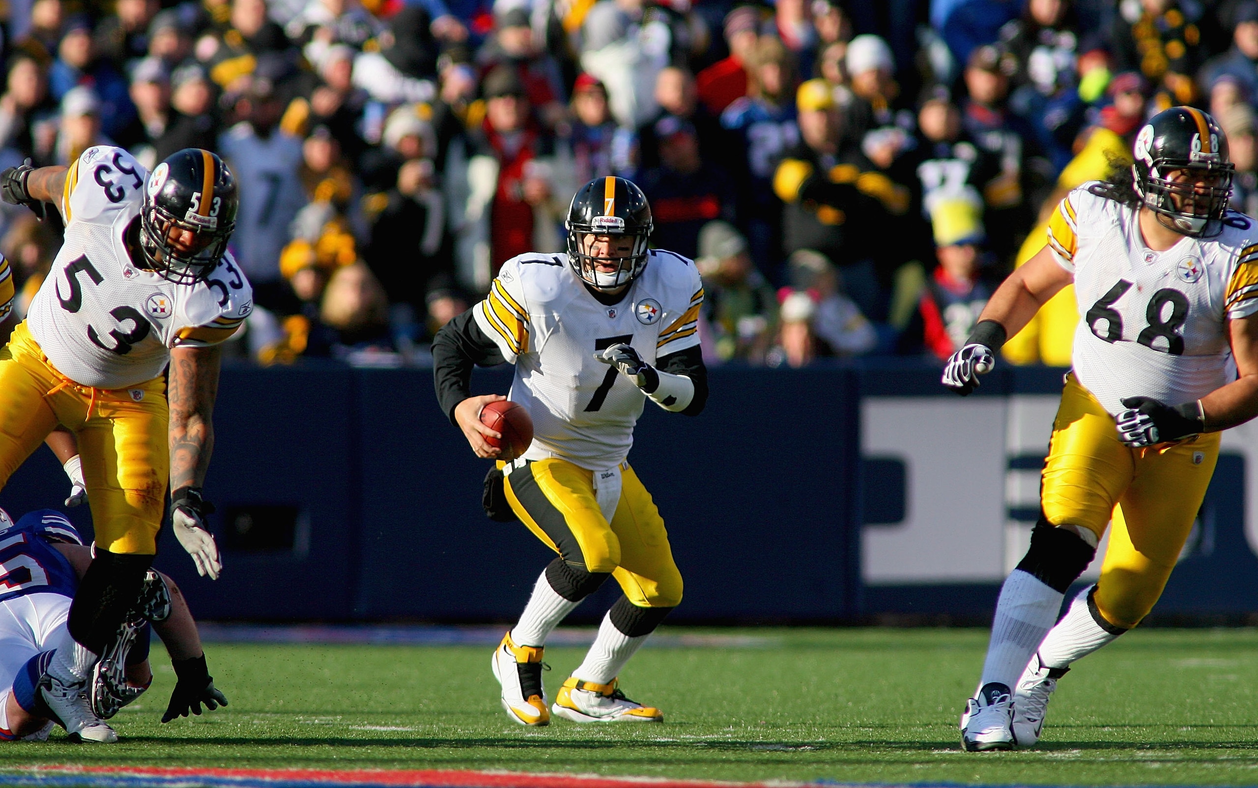 ORCHARD PARK, NY - NOVEMBER 28:  Ben Roethlisberger #7 of the Pittsburgh Steelers runs with protection from Maurkice Pouncey #53 and Chris Kemoteatu #68 against the Buffalo Bills at Ralph Wilson Stadium at Ralph Wilson Stadium on November 28, 2010 in Orch