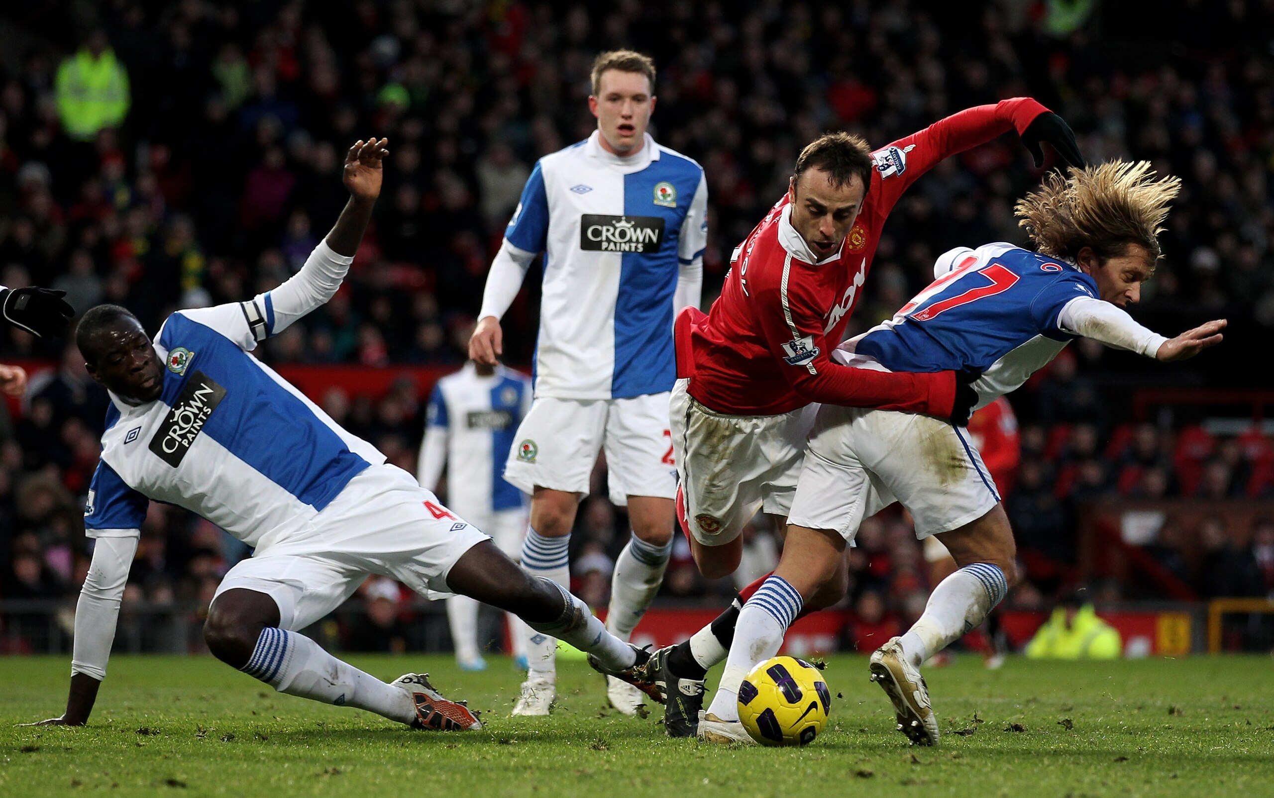 MANCHESTER, ENGLAND - NOVEMBER 27:  Dimitar Berbatov of Manchester United is challenged by Michel Salgado and Chris Samba (L) of Blackburn Rovers during the Barclays Premier League match between Manchester United and Blackburn Rovers at Old Trafford on No