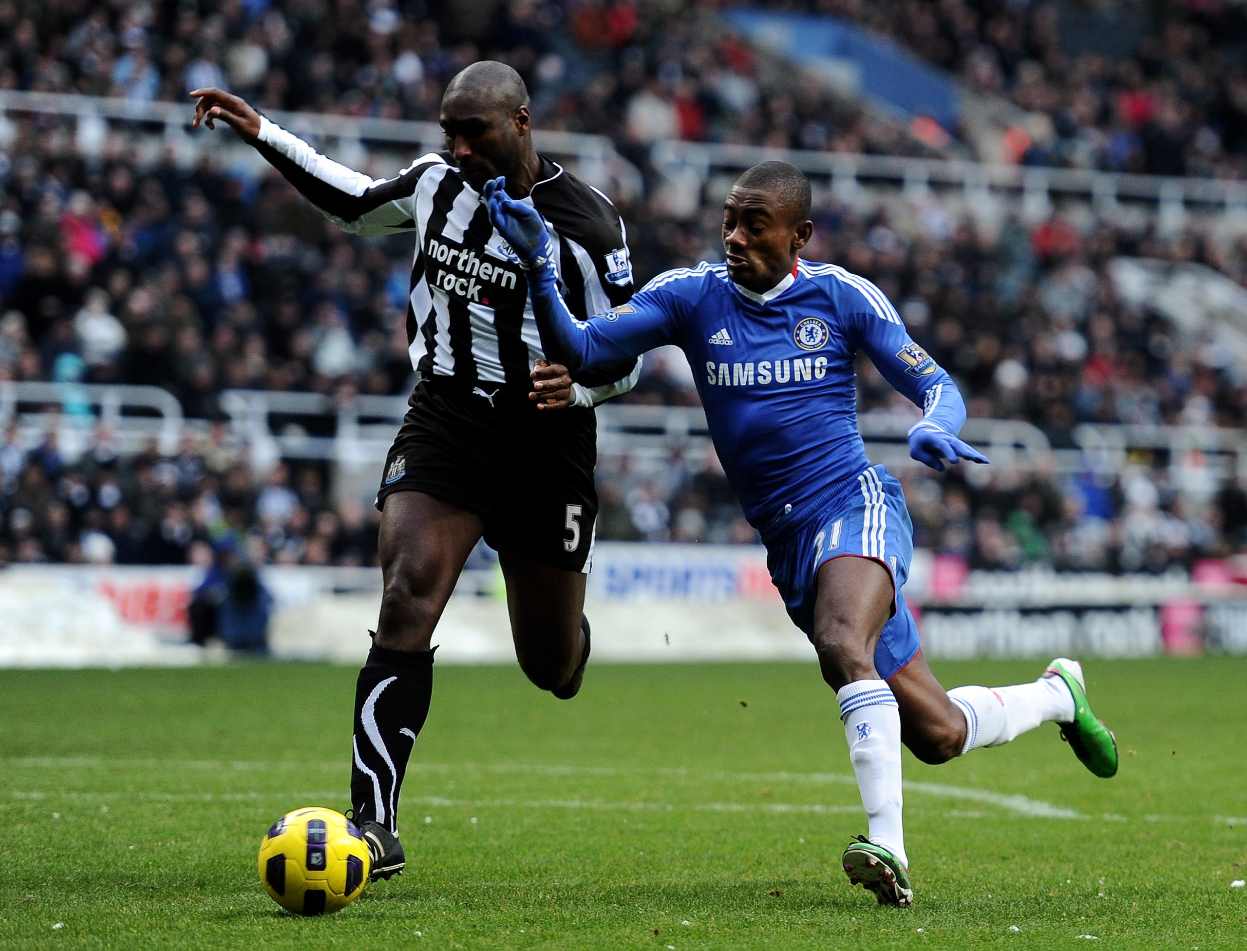 NEWCASTLE, UNITED KINGDOM - NOVEMBER 28:  Sol Campbell of Newcastle United battles for the ball with Salomon Kalou of Chelsea during the Barclays Premier League match between Newcastle United and Chelsea at St James' Park on November 28, 2010 in Newcastle