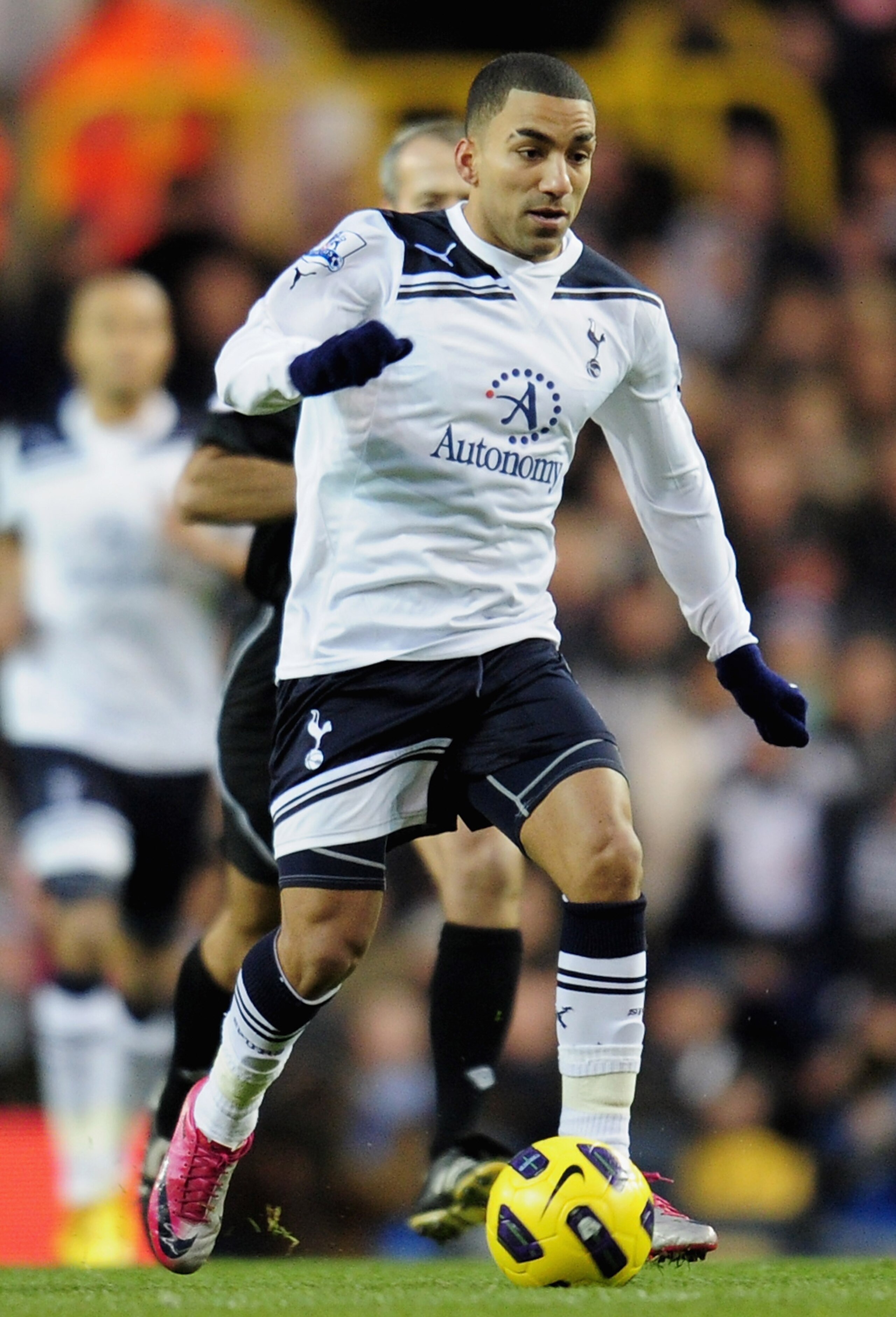 LONDON, ENGLAND - NOVEMBER 28:  Aaron Lennon of Tottenham Hotspur runs with the ball during the Barclays Premier League match between Tottenham Hotspur and Liverpool at White Hart Lane on November 28, 2010 in London, England.  (Photo by Shaun Botterill/Ge